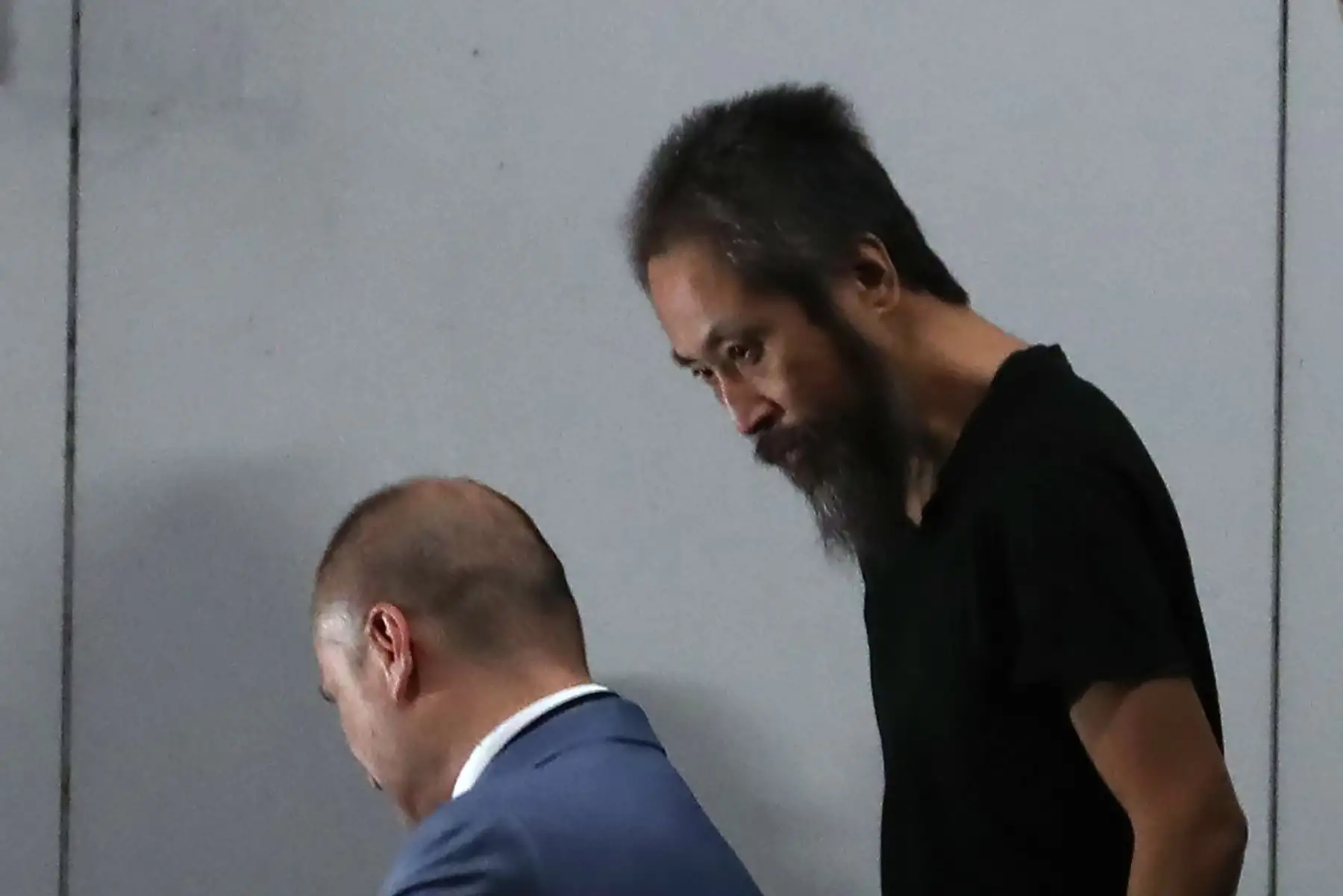 El periodista independiente japonés Jumpei Yasuda, quien fue secuestrado en Siria hace tres años, llega de Estambul al aeropuerto de Narita en la Prefectura de Chiba. AFP