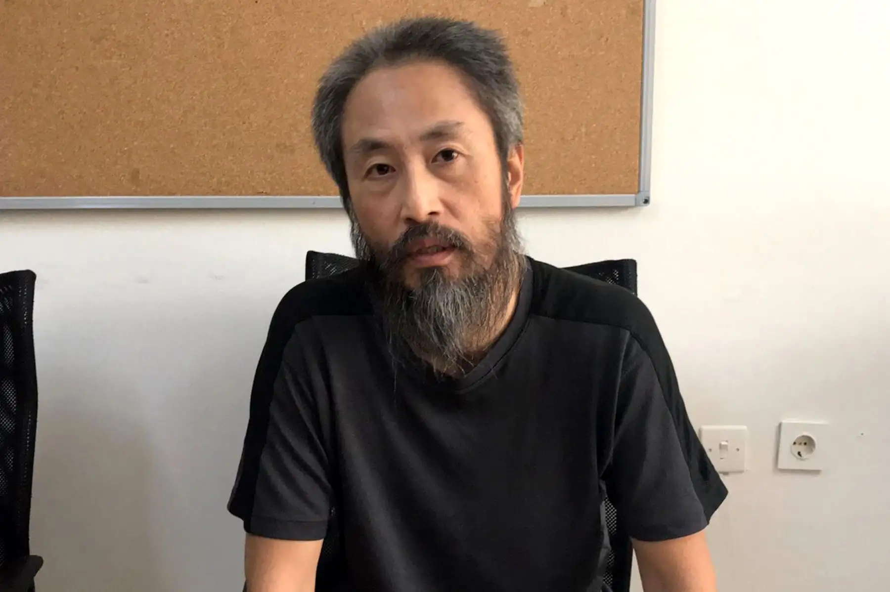 El periodista independiente japonés Jumpei Yasuda, quien fue secuestrado en Siria hace tres años, llega de Estambul al aeropuerto de Narita en la Prefectura de Chiba