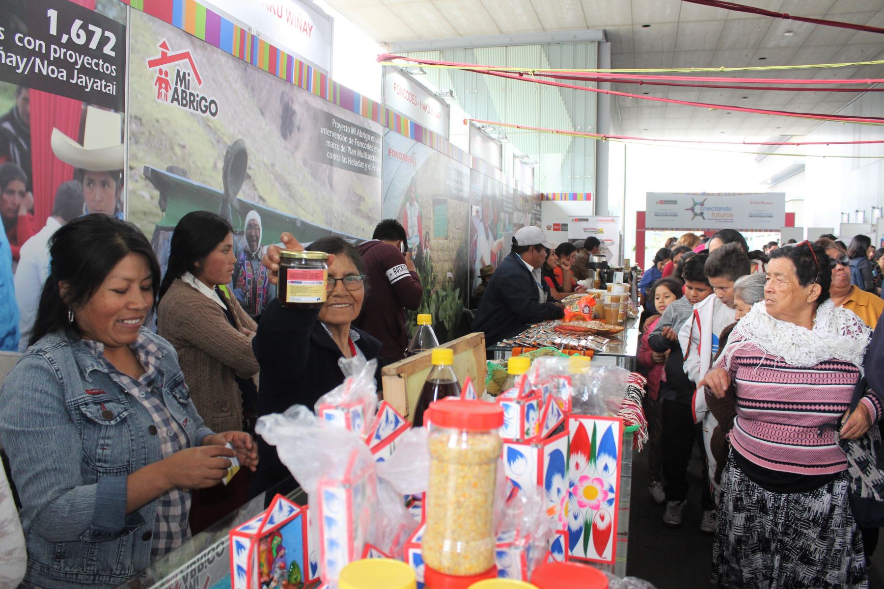 Emprendedores de Haku Wiñay muestran sus logros en Feria "Incluye Perú" que se desarrolla en el marco de la Semana de la Inclusión Social. ANDINA/Difusión