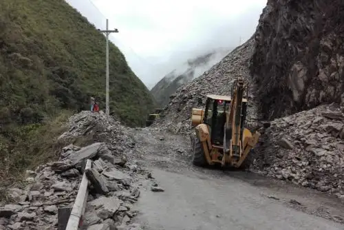 Reabren tránsito en tramo de carretera Central afectado por derrumbe.