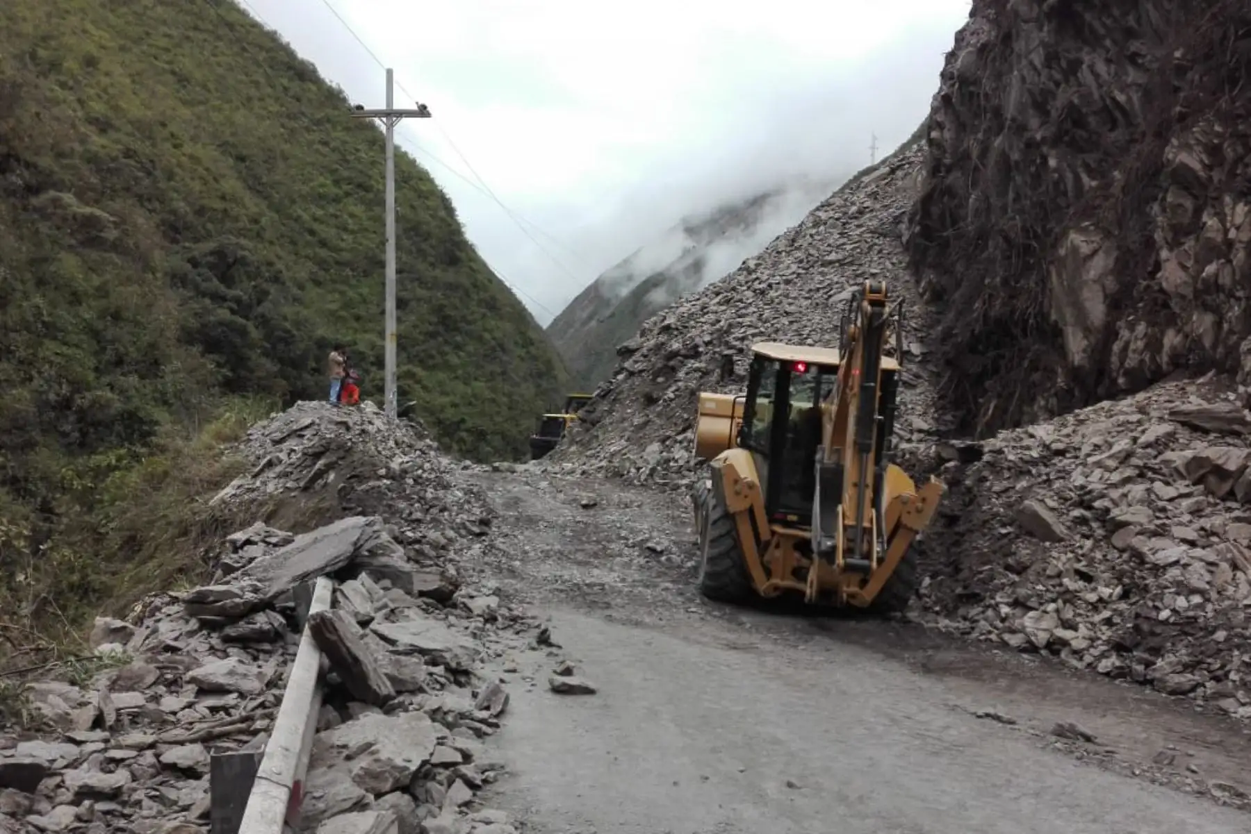 Reabren tránsito en tramo de carretera Central afectado por derrumbe.