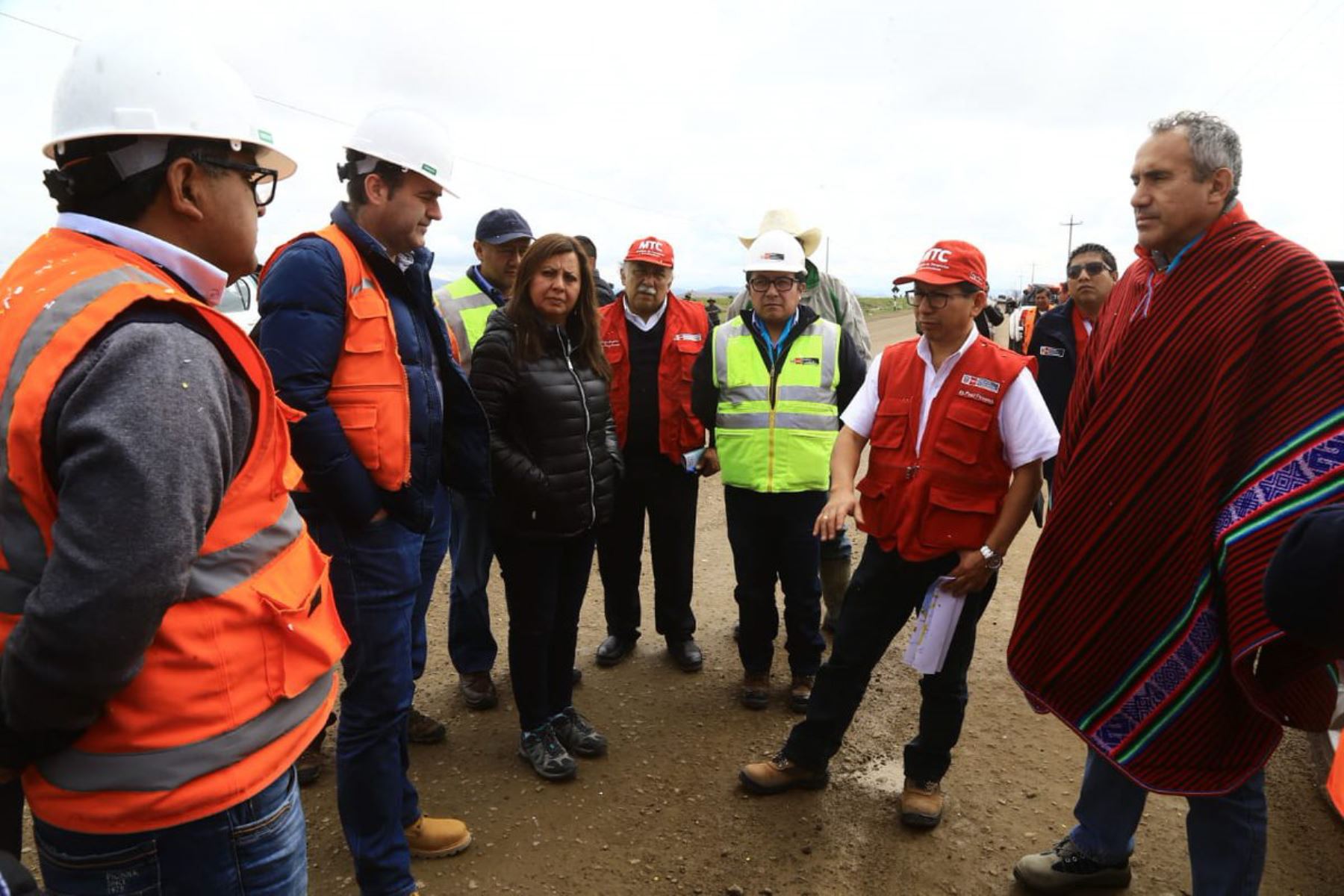 El ministro de Transportes y Comunicaciones, Edmer Trujillo, viene cumpliendo una jornada de trabajo en la región Puno, donde constata el estado de la infraestructura vial y supervisa el avance de diversas obras que se ejecutan en diversas provincias.