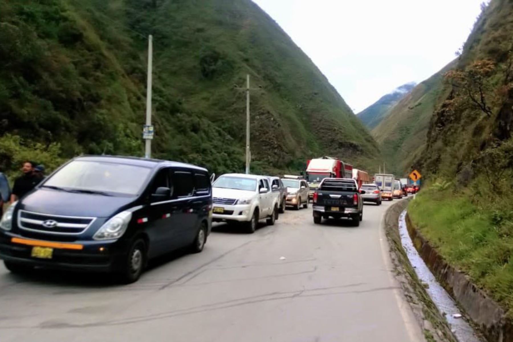 Se restableció el tránsito en el kilómetro 11 de la Carretera Central, en el tramo Lima - La Oroya, tras el accidente ocurrido esta madrugada y que dejó hasta el momento 9 muertos y 39 heridos, informó el Centro de Operaciones de Emergencia (COE) del Ministerio del Interior (Mininter).ANDINA/Difusión