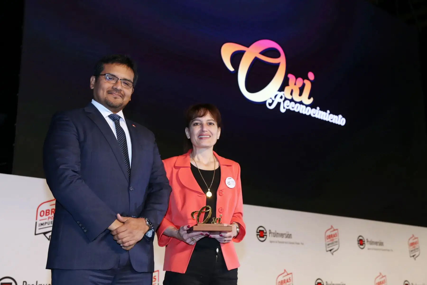 Director ejecutivo de ProInversión, Alberto Ñecco, y ministra de Salud, Silvia Pessah.