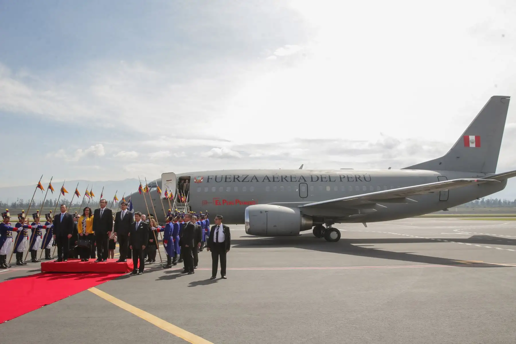 Presidente Martin Vizcarra es recibido con honores a su llegada a Ecuador. Foto: ANDINA/Prensa Presidencia