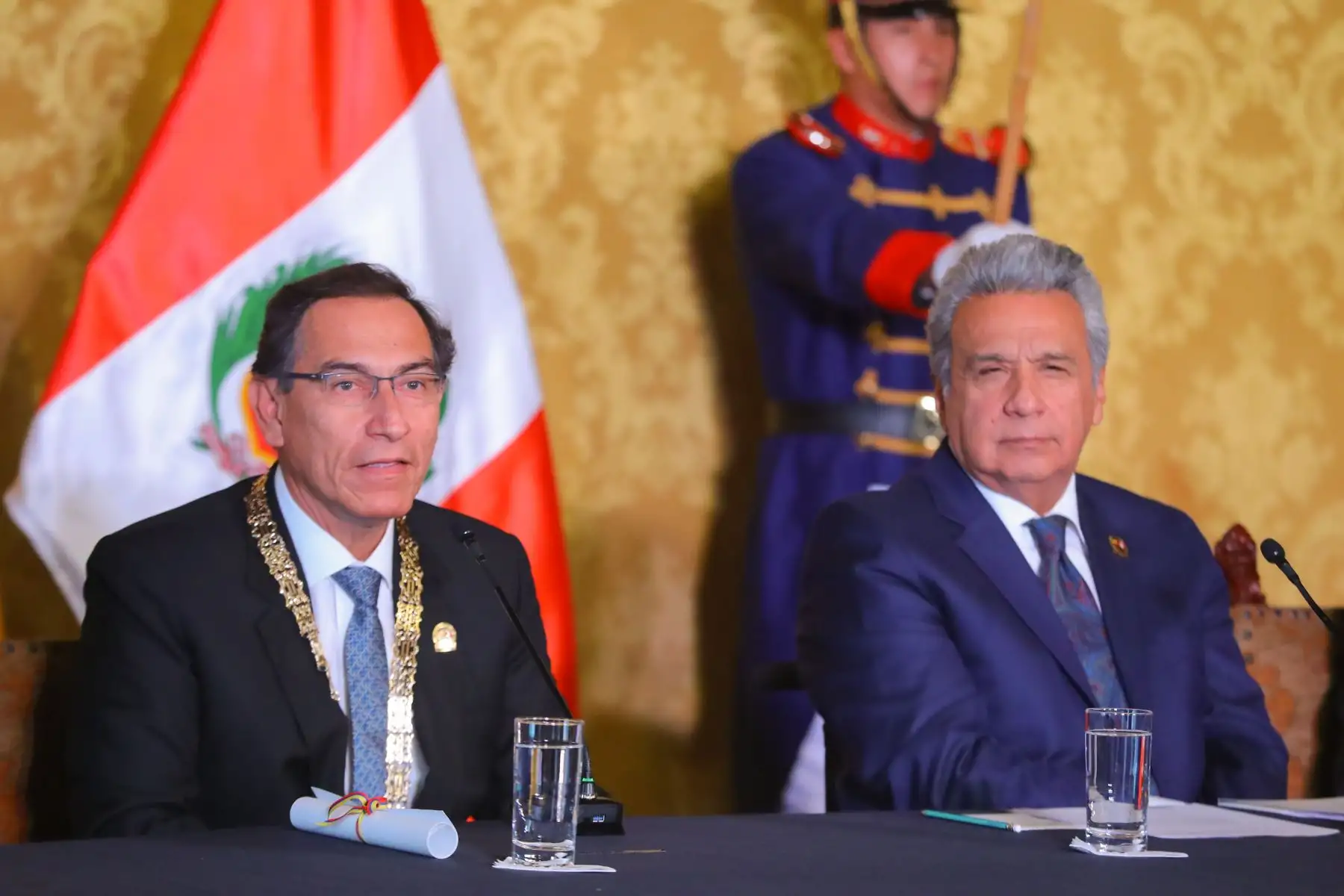 Presidente Lenin Moreno entrega, a nombre de Ecuador, la Orden Nacional al Mérito en el Grado de Gran Collar, al Jefe de Estado del Perú. Foto: ANDINA/Prensa Presidencia