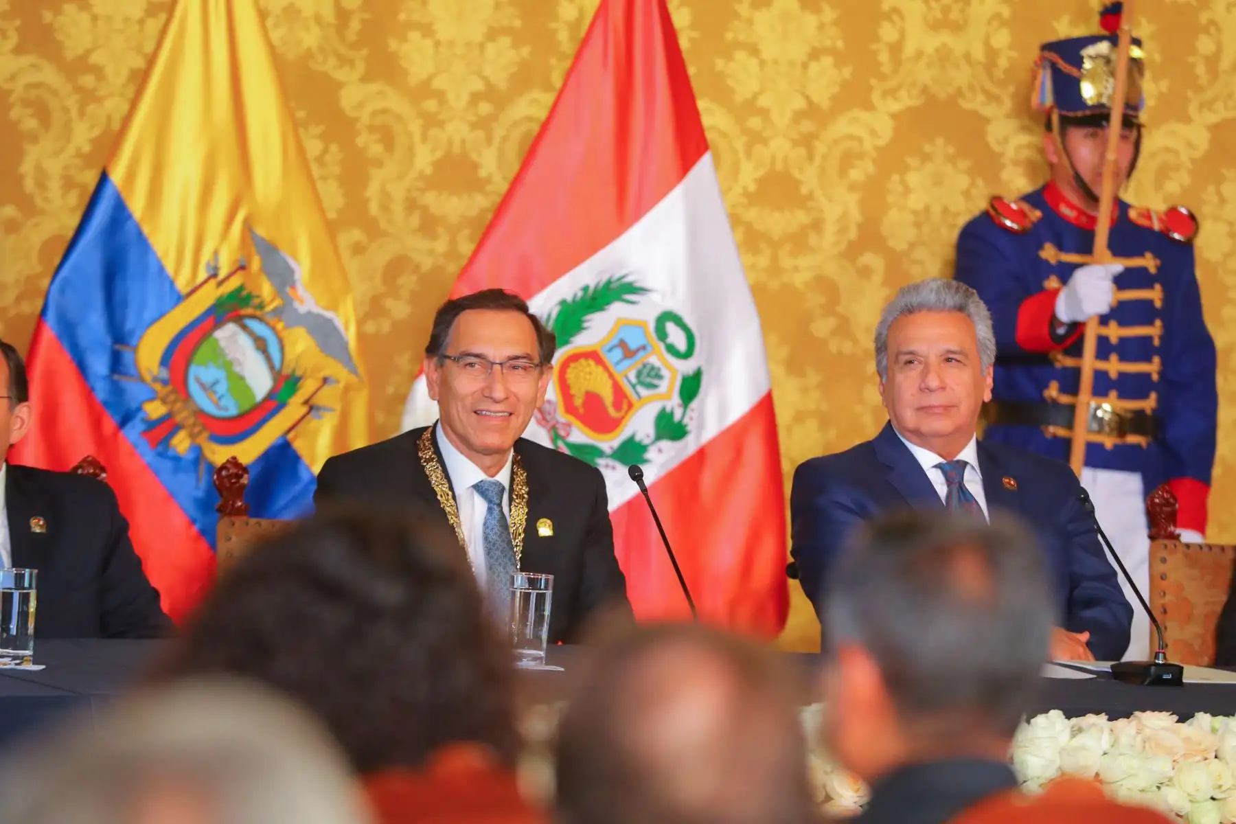 Presidente Lenin Moreno entrega, a nombre de Ecuador, la Orden Nacional al Mérito en el Grado de Gran Collar, al Jefe de Estado del Perú. Foto: ANDINA/Prensa Presidencia