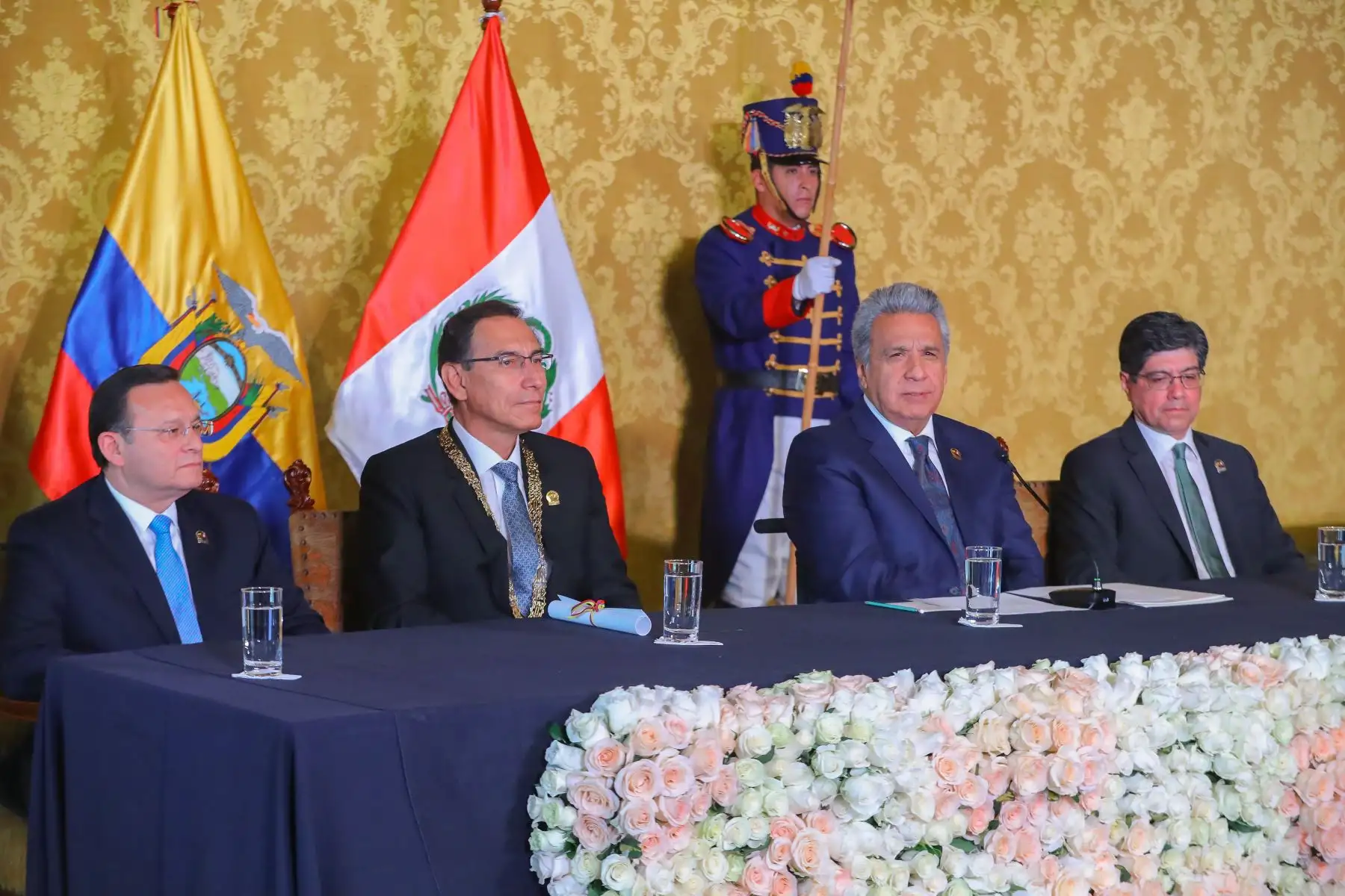 Presidente Lenin Moreno entrega, a nombre de Ecuador, la Orden Nacional al Mérito en el Grado de Gran Collar, al Jefe de Estado del Perú. Foto: ANDINA/Prensa Presidencia