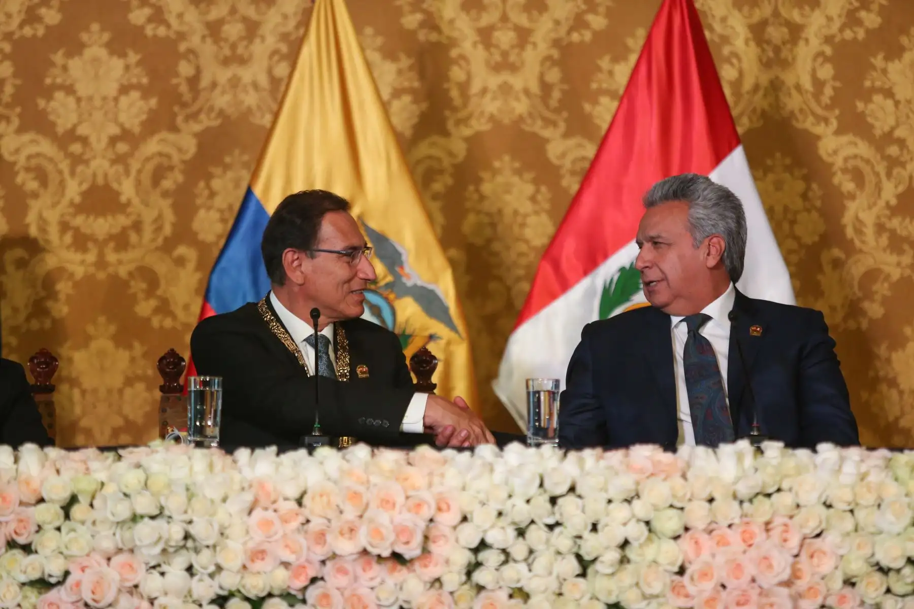 Presidente Lenin Moreno entrega, a nombre de Ecuador, la Orden Nacional al Mérito en el Grado de Gran Collar, al Jefe de Estado del Perú. Foto: ANDINA/Prensa Presidencia