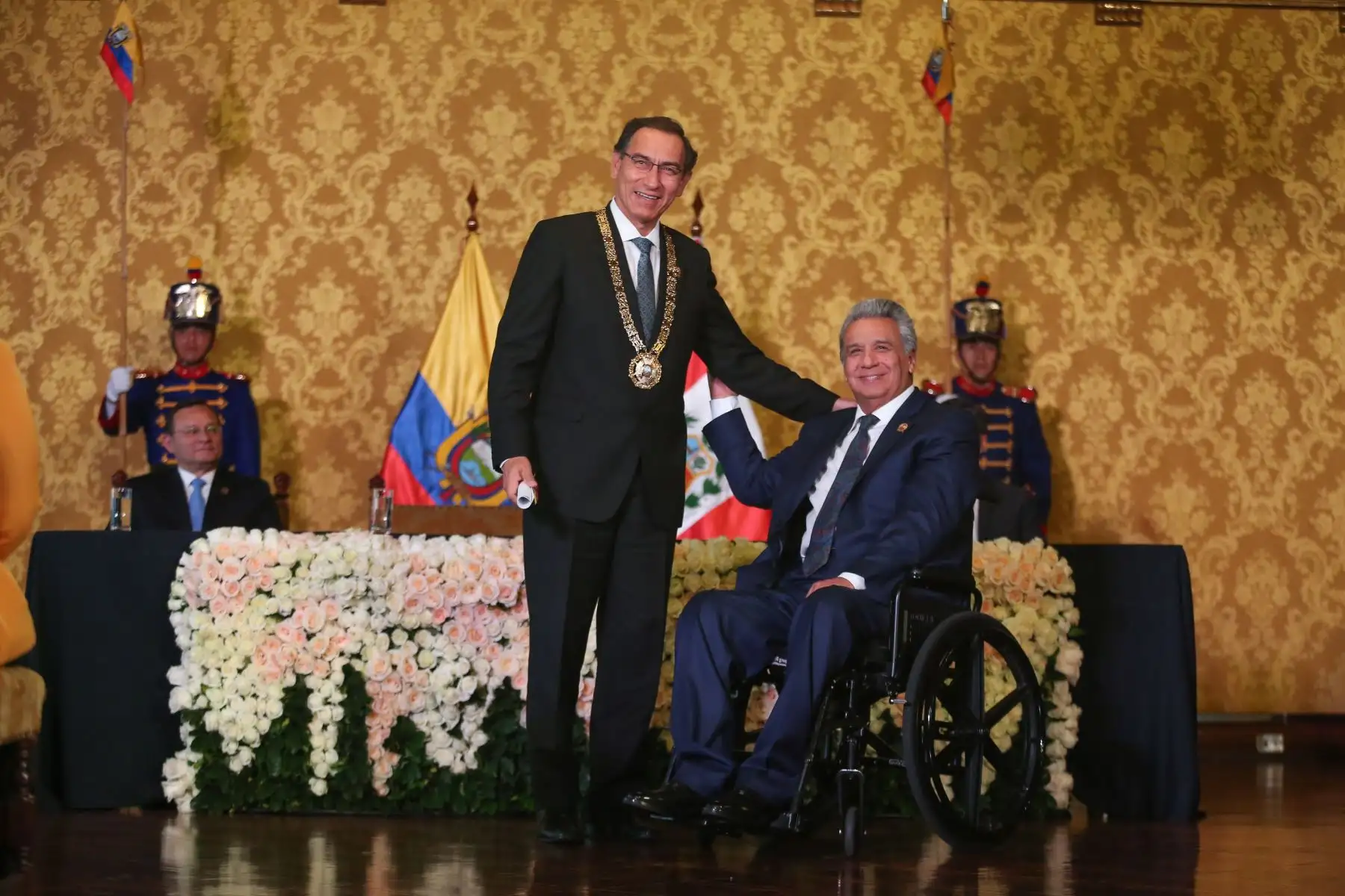 Presidente Lenin Moreno entrega, a nombre de Ecuador, la Orden Nacional al Mérito en el Grado de Gran Collar, al Jefe de Estado del Perú. Foto: ANDINA/Prensa Presidencia