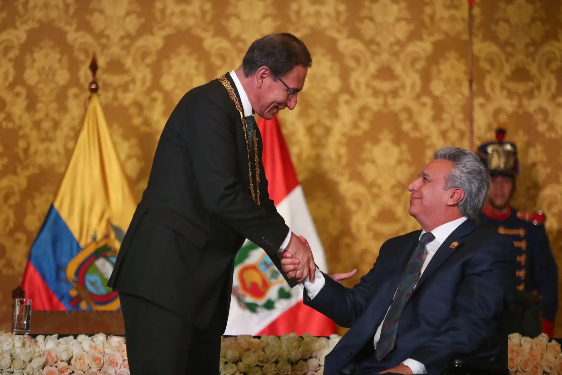 Presidente Lenin Moreno entrega, a nombre de Ecuador, la Orden Nacional al Mérito en el Grado de Gran Collar, al Jefe de Estado del Perú. Foto: ANDINA/Prensa Presidencia