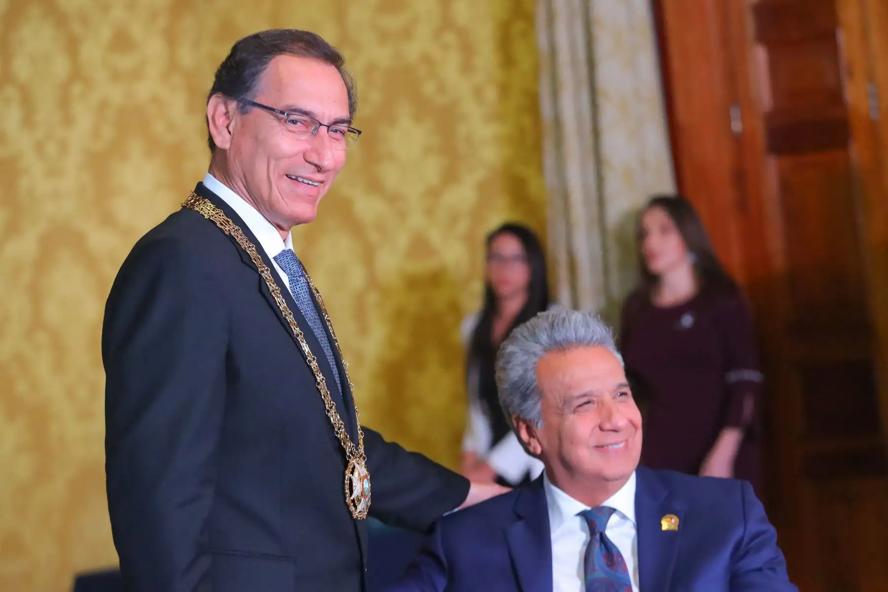 Presidente Lenin Moreno entrega, a nombre de Ecuador, la Orden Nacional al Mérito en el Grado de Gran Collar, al Jefe de Estado del Perú. Foto: ANDINA/Prensa Presidencia
