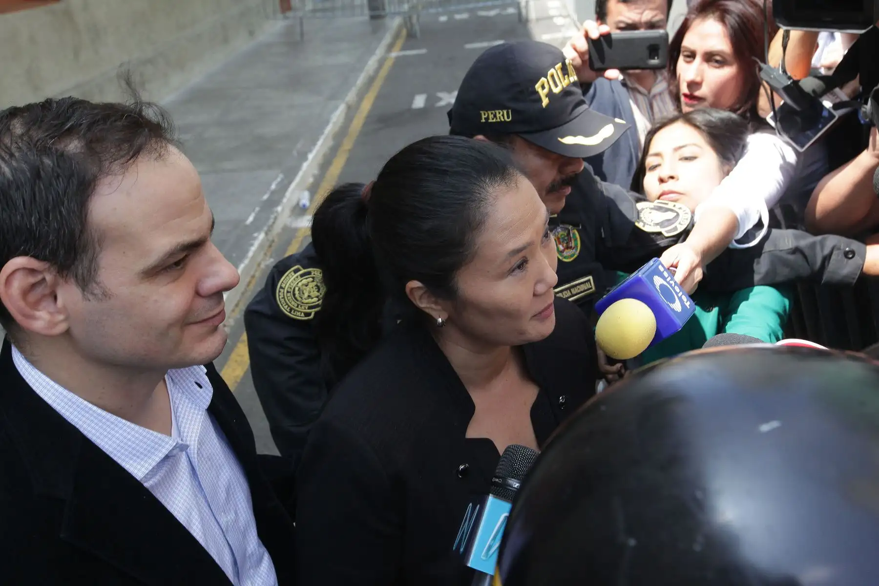 Juicio a Keiko Fujimori acompañada de su esposo, Mark Vito llega a la audiencia que pide prisión preventiva en su contra .Foto:ANDINA/Héctor Vinces.