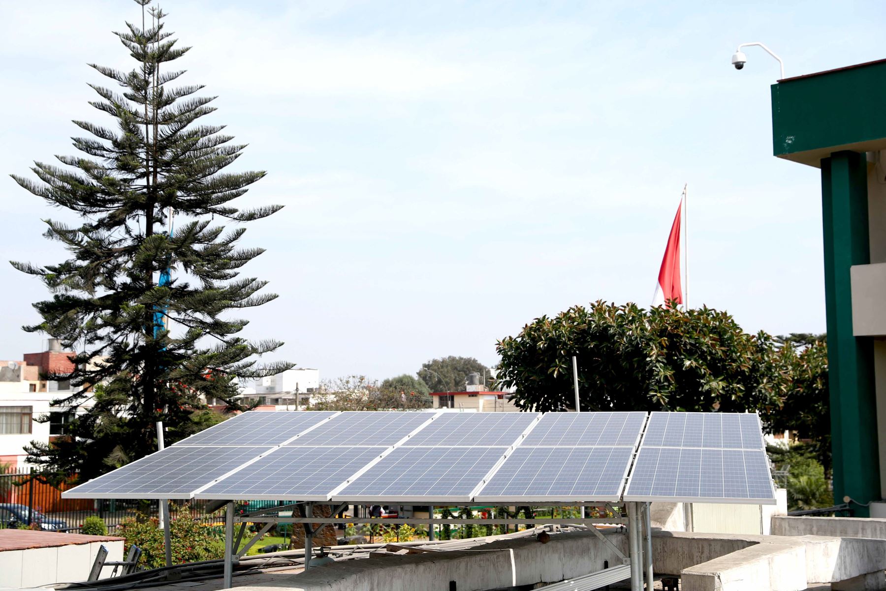 MEM se suma a lucha contra el cambio climático con panel solar en su sede. Foto: MEM