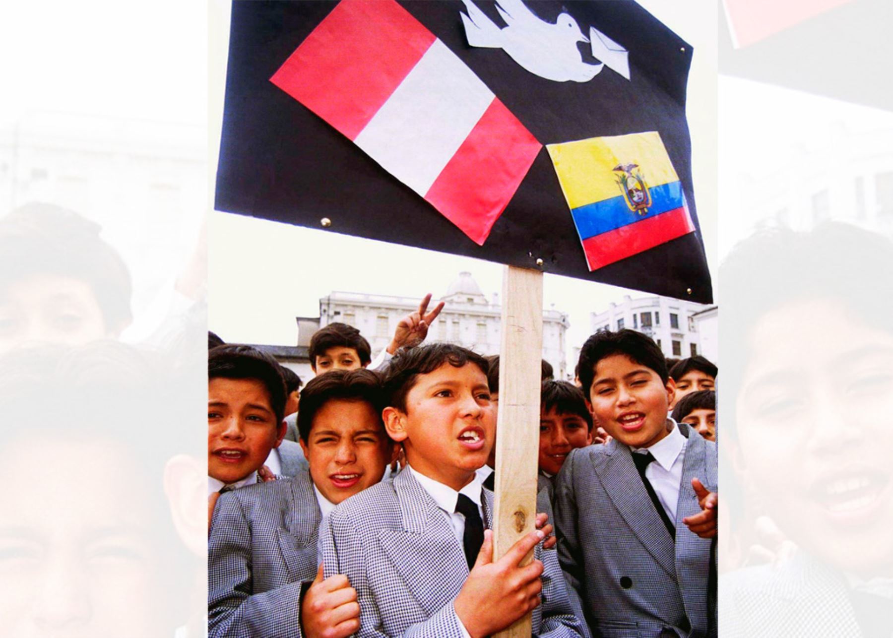 Escolares celebran en Quito la firma del tratado de paz entre Perú y Ecuador en Brasilia el 26 de octubre de 1998. Foto: AFP
