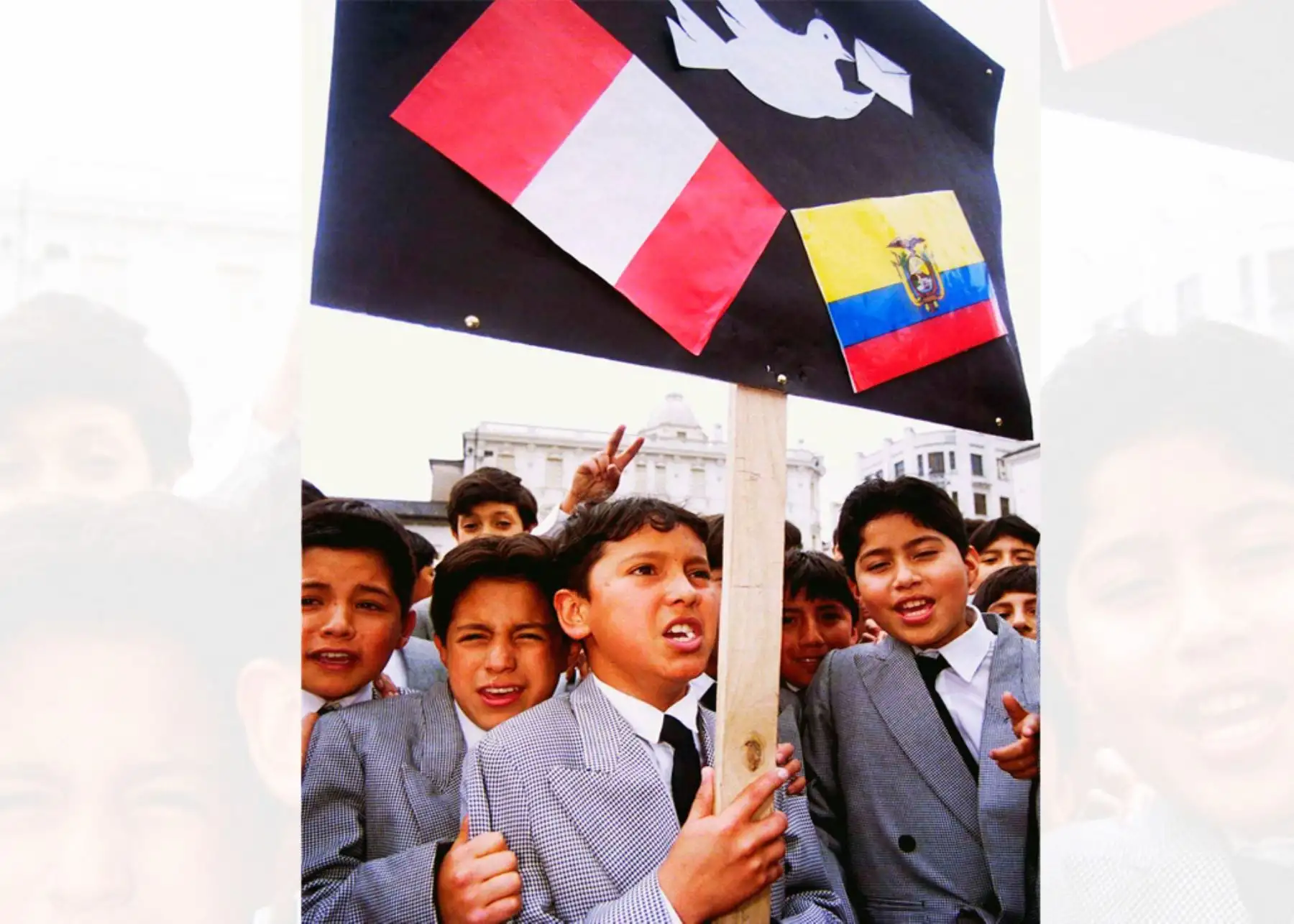 Escolares celebran en Quito la firma del tratado de paz entre Perú y Ecuador en Brasilia el 26 de octubre de 1998. Foto: AFP