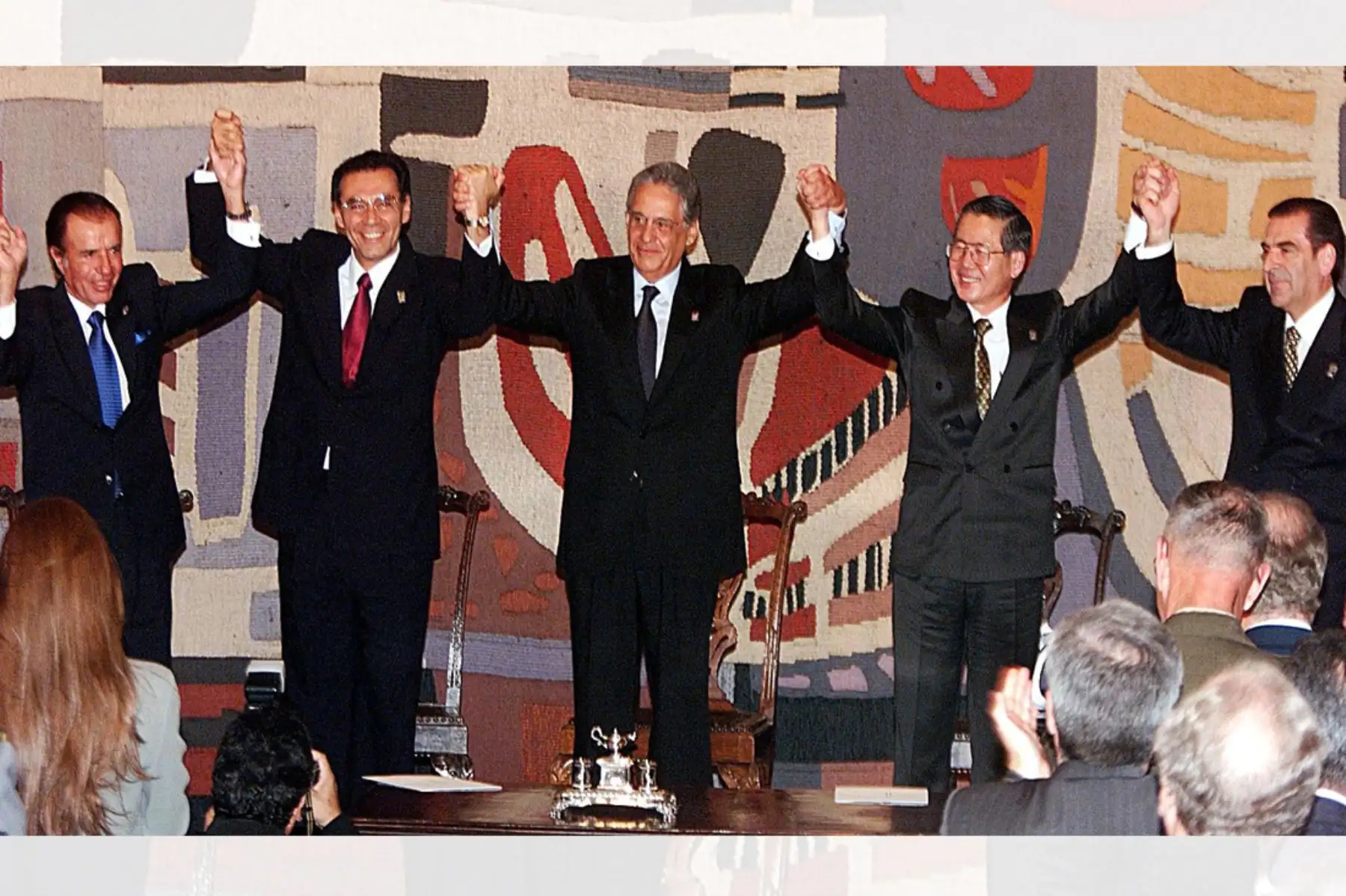 Los presidentes latinoamericanos, Carlos Menem de Argentina, Jamil Mahuad de Ecuador, Fernando Henrique Cardoso de Brasil, Alberto Fujimori de Perú y Eduardo Frei de Chile se dan la mano en el Ministerio de Relaciones Exteriores de Brasil el 26 de octubre de 1998 tras la firma del acuerdo de paz entre Perú y Ecuador. Foto:  AFP