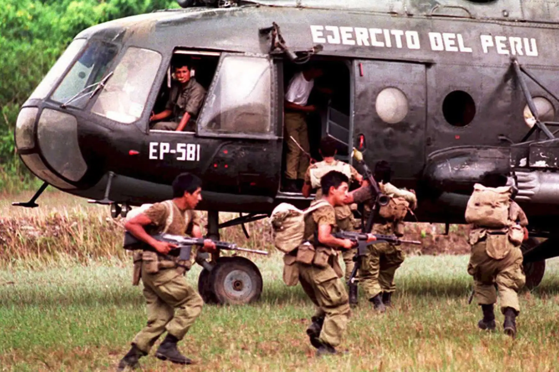 Soldados peruanos evacuaron en helicóptero una zona de conflicto en la Cordillera del Cóndor, cerca de la frontera con Ecuador (1995). Foto:  AFP