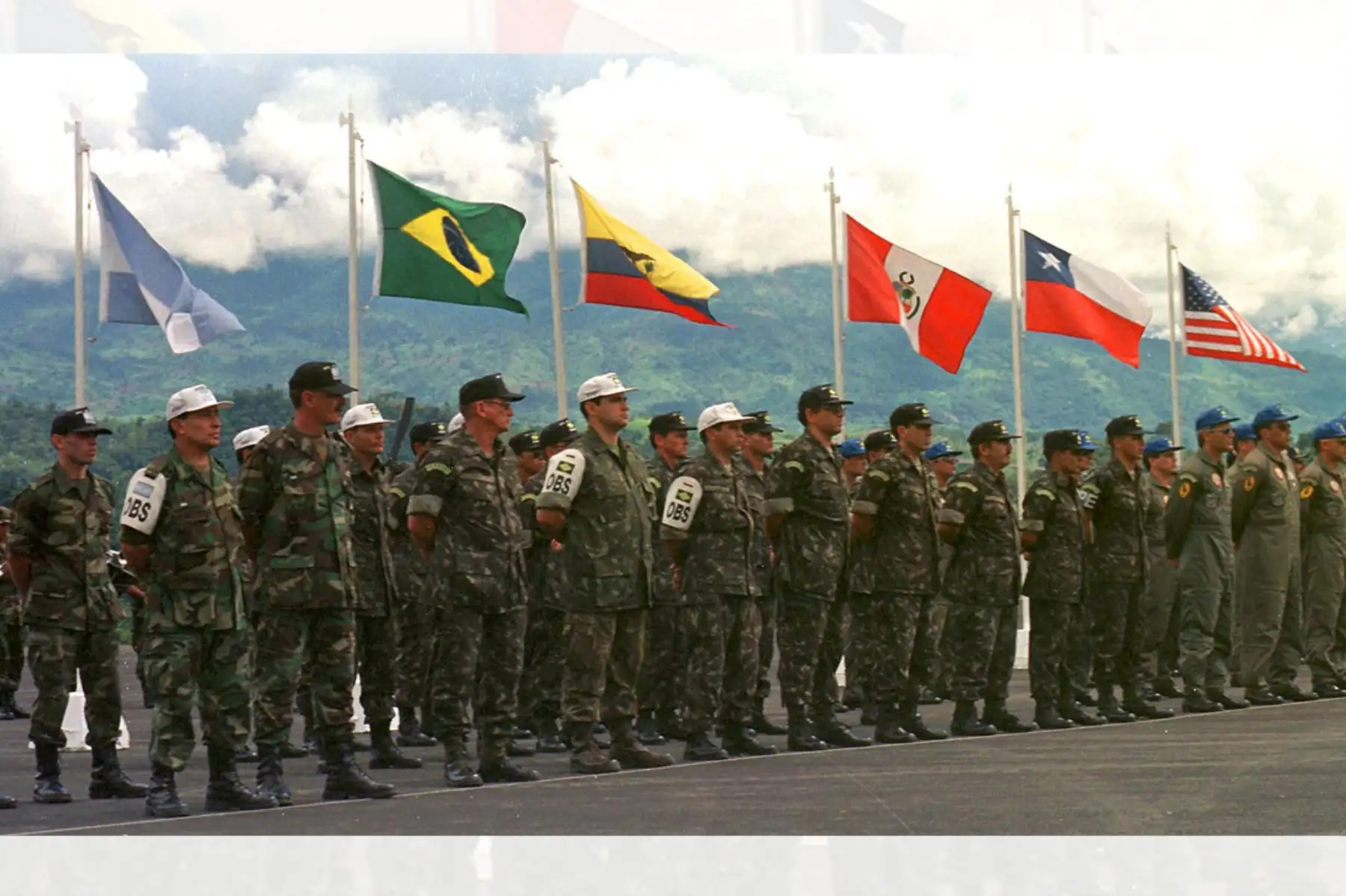 Miembros de la Misión de Observadores Militares Ecuador-Perú (MOMEP) durante el acto de finalización de las labores de ese órgano militar en Patuca, Ecuador (1999). Foto: AFP