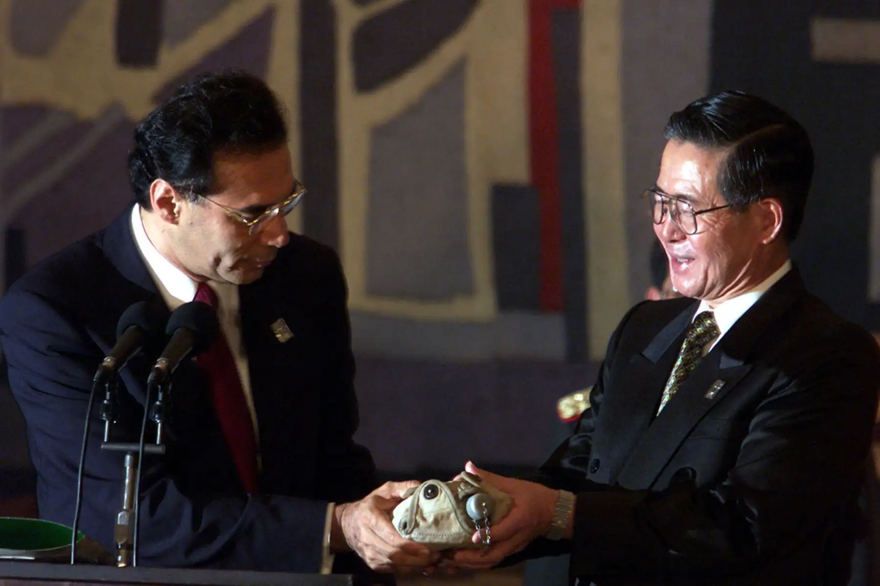 Perú y Ecuador firmaron un acuerdo de paz en Brasilia el 26 de octubre de 1998. Durante la ceremonia el presidente Alberto Fujimori recibió de manos de su homólogo ecuatoriano, Jamil Mahuad, una cantimplora usada por su abuelo quien fue soldado en la campaña de 1941. Foto: Agencias