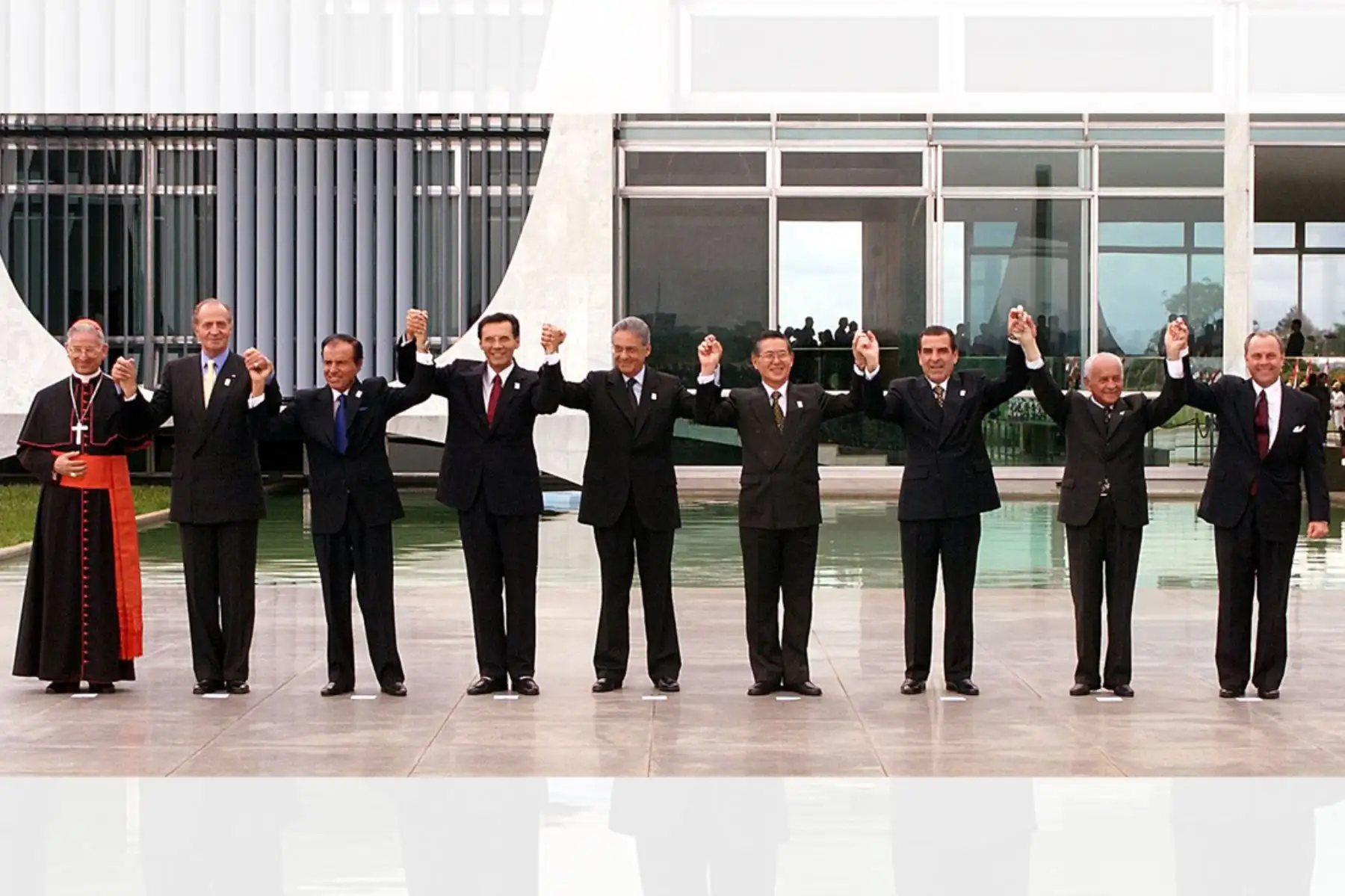 Los presidentes del Perú, Alberto Fujimori, y de Ecuador, Jamil Mahuad, posan junto con los mandatarios de los países garantes, tras firmarse la paz en Brasilia el 26 de octubre de 1998. Foto: AFP