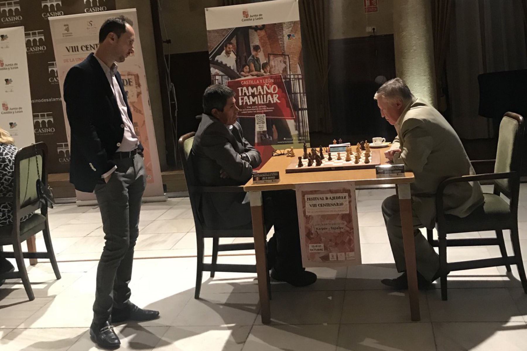 26/10/2018   Julio Granda juega ajedrez con Kárpov. Foto: ANDINA/Twiter @Julio Pasos Perú.