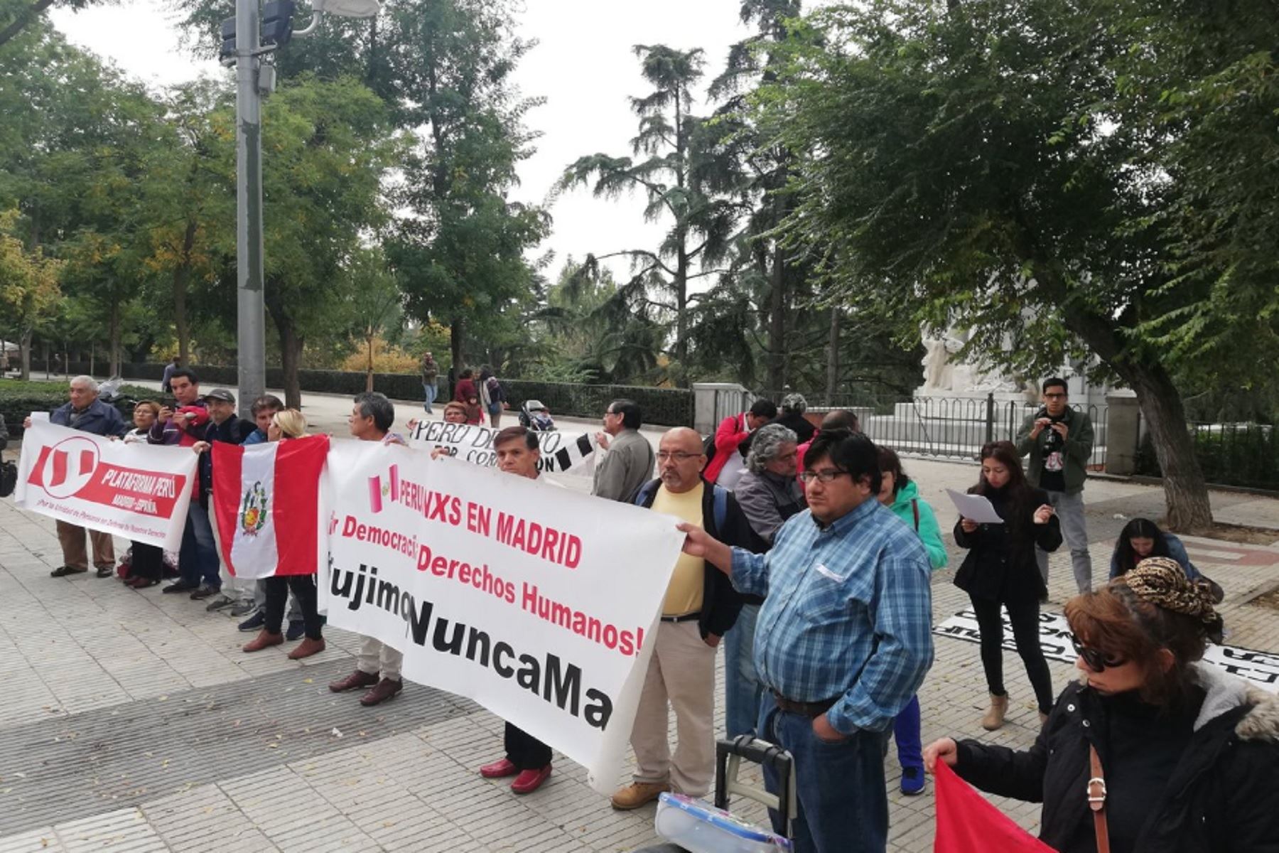 Peruanos en Madrid protestan por permanencia de César Hinostroza.