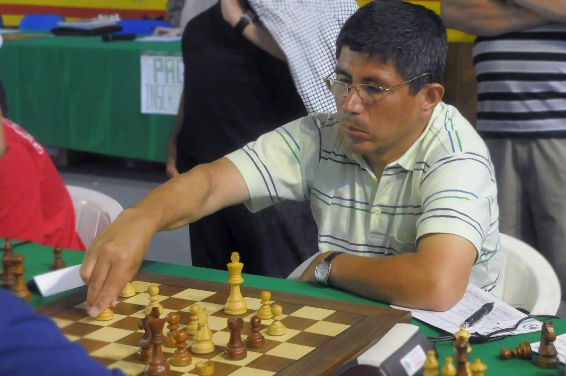 El gran maestro peruano Julio Granda, en imagen durante el torneo, ha sido el vencedor de la 28 edición del Open Internacional Villa de Benasquet de ajedrez disputado por el sistema suizo. EFE/