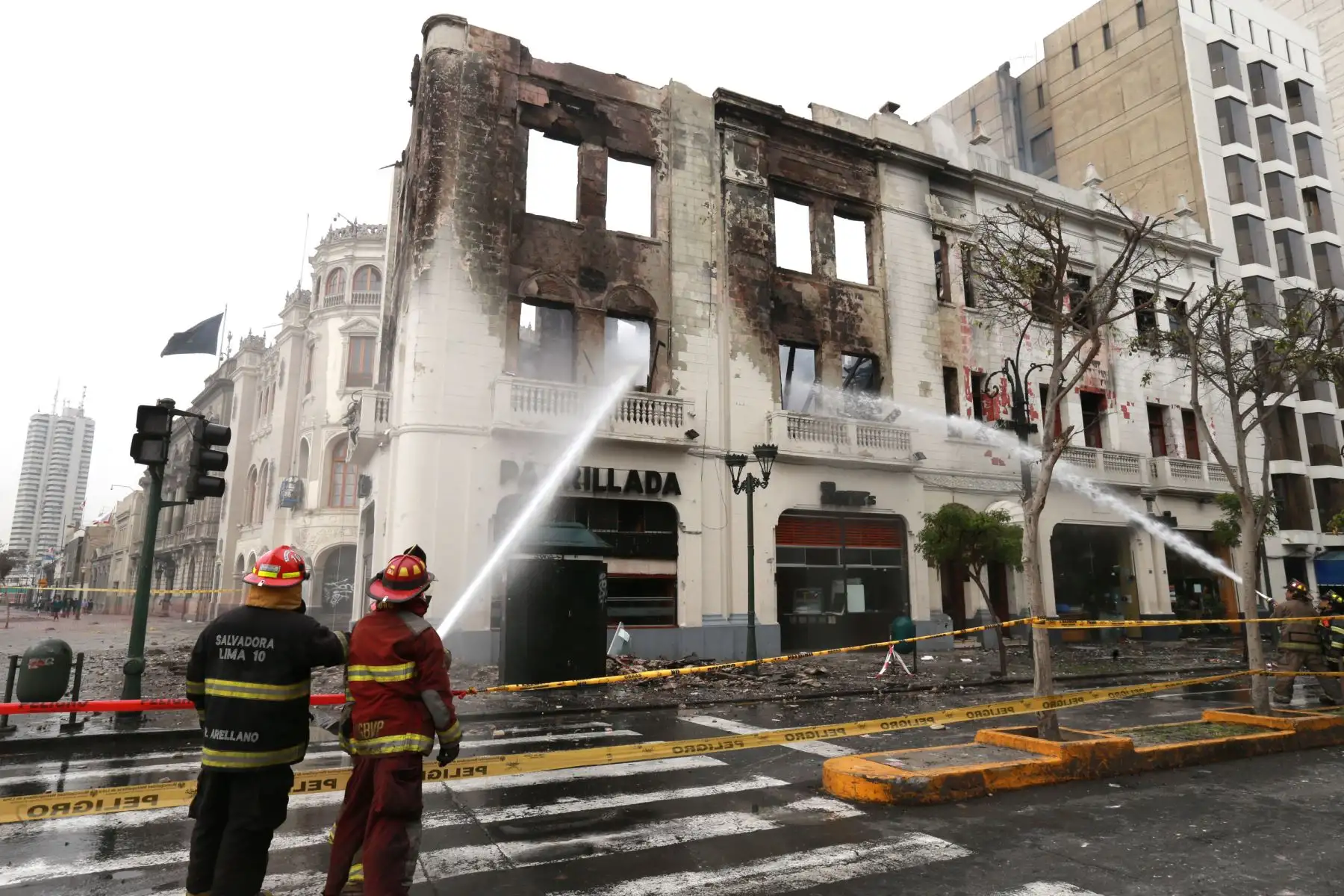 Incendio destruyó parte del edificio histórico en la plaza San Martín .Foto: ANDINA/Norman Córdova