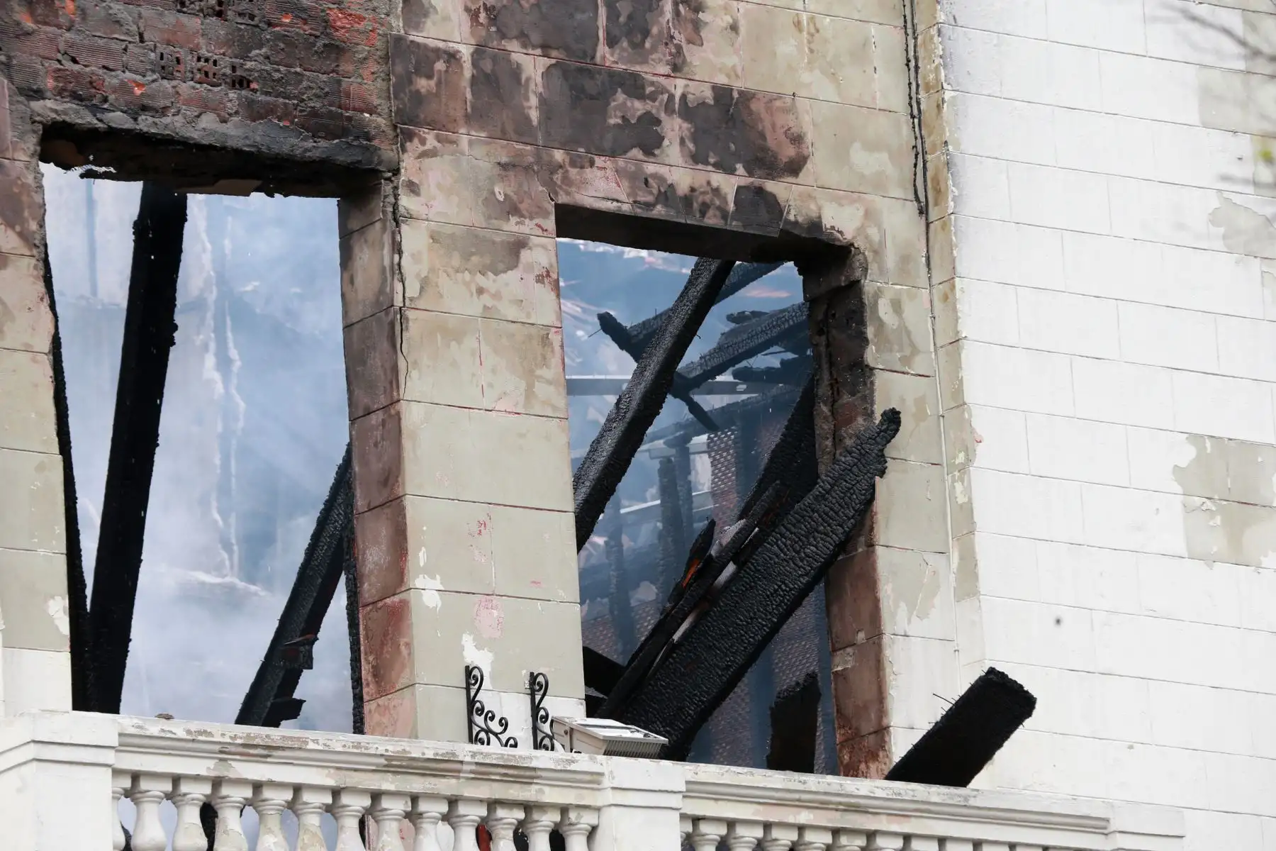 Incendio destruyó parte del edificio histórico en la plaza San Martín .Foto: ANDINA/Norman Córdova