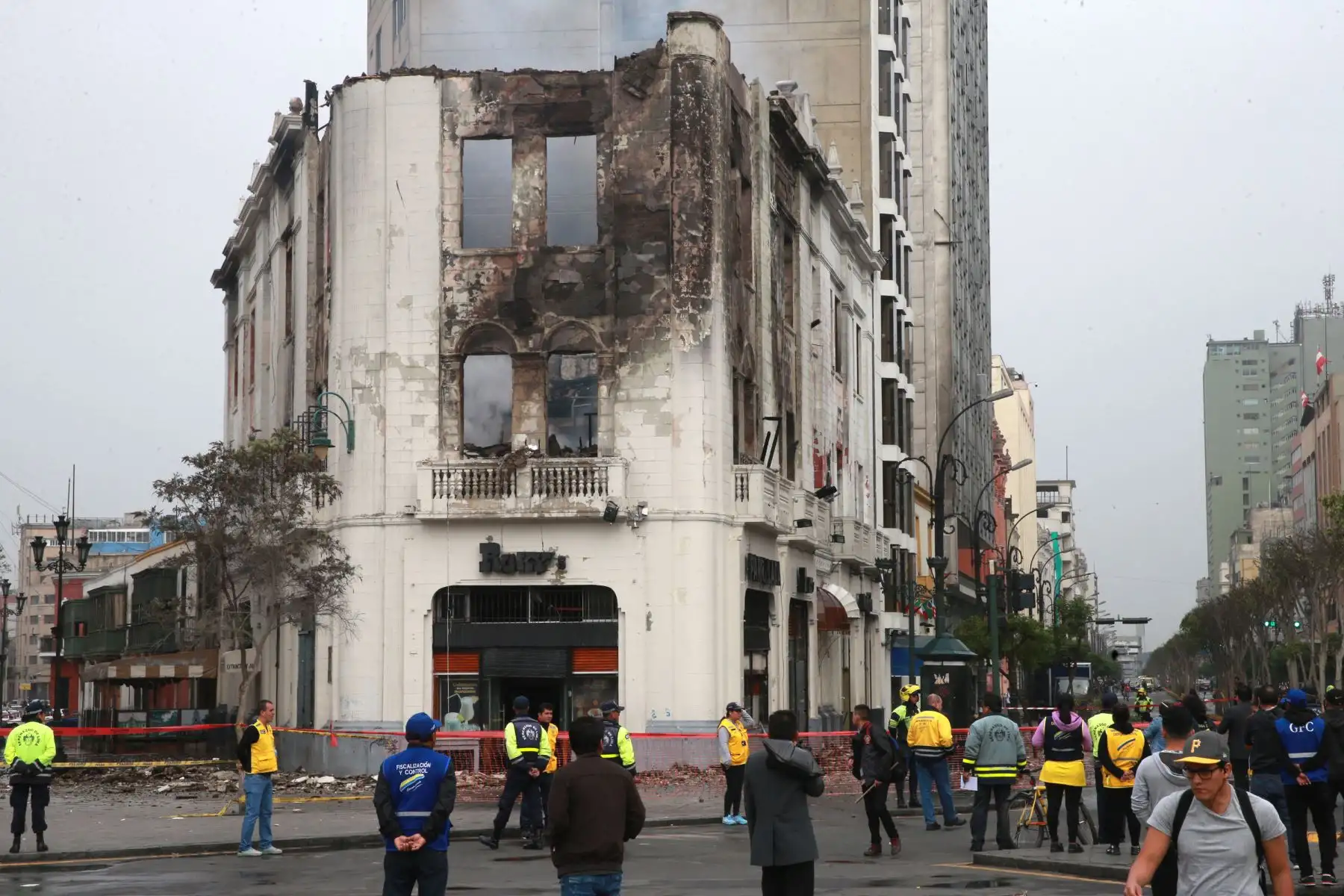 Incendio destruyó parte del edificio histórico en la plaza San Martín .Foto: ANDINA/Norman Córdova