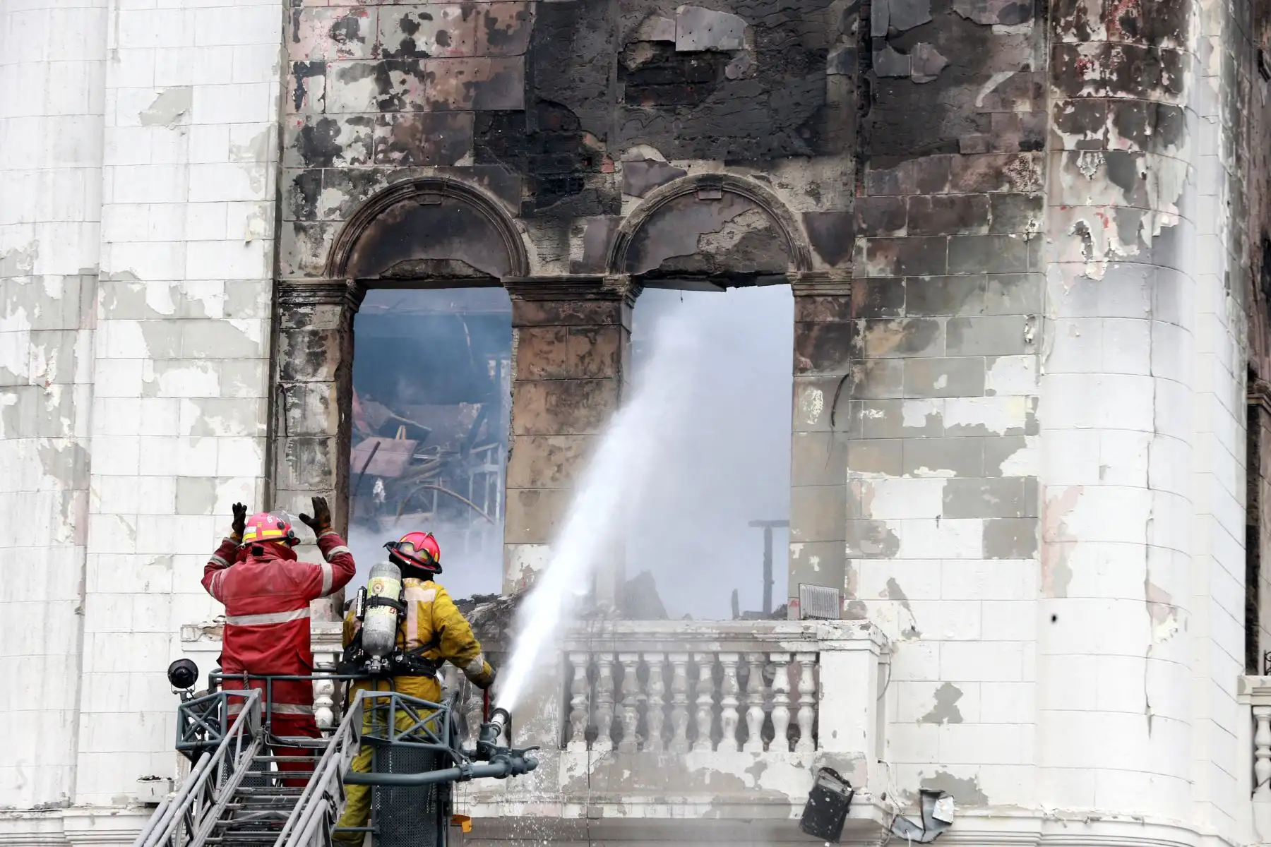 Más de cien bomberos lucharon toda la madrugada para sofocar un incendio que consumió un edificio histórico de cuatro pisos ubicado cerca de la plaza San Martín.Foto: ANDINA/Norman Córdova