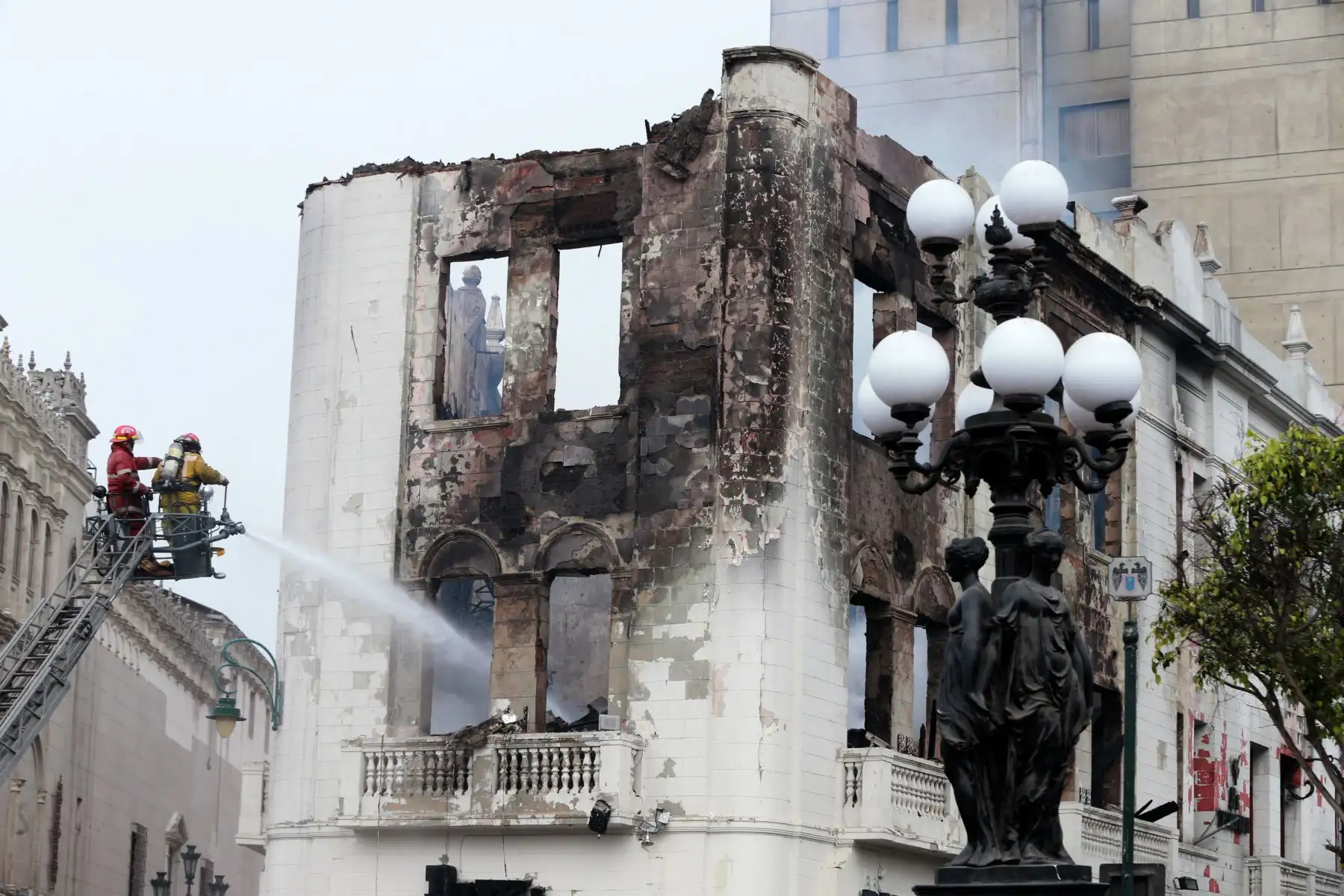 Más de cien bomberos lucharon toda la madrugada para sofocar un incendio que consumió un edificio histórico de cuatro pisos ubicado cerca de la plaza San Martín.Foto: ANDINA/Norman Córdova