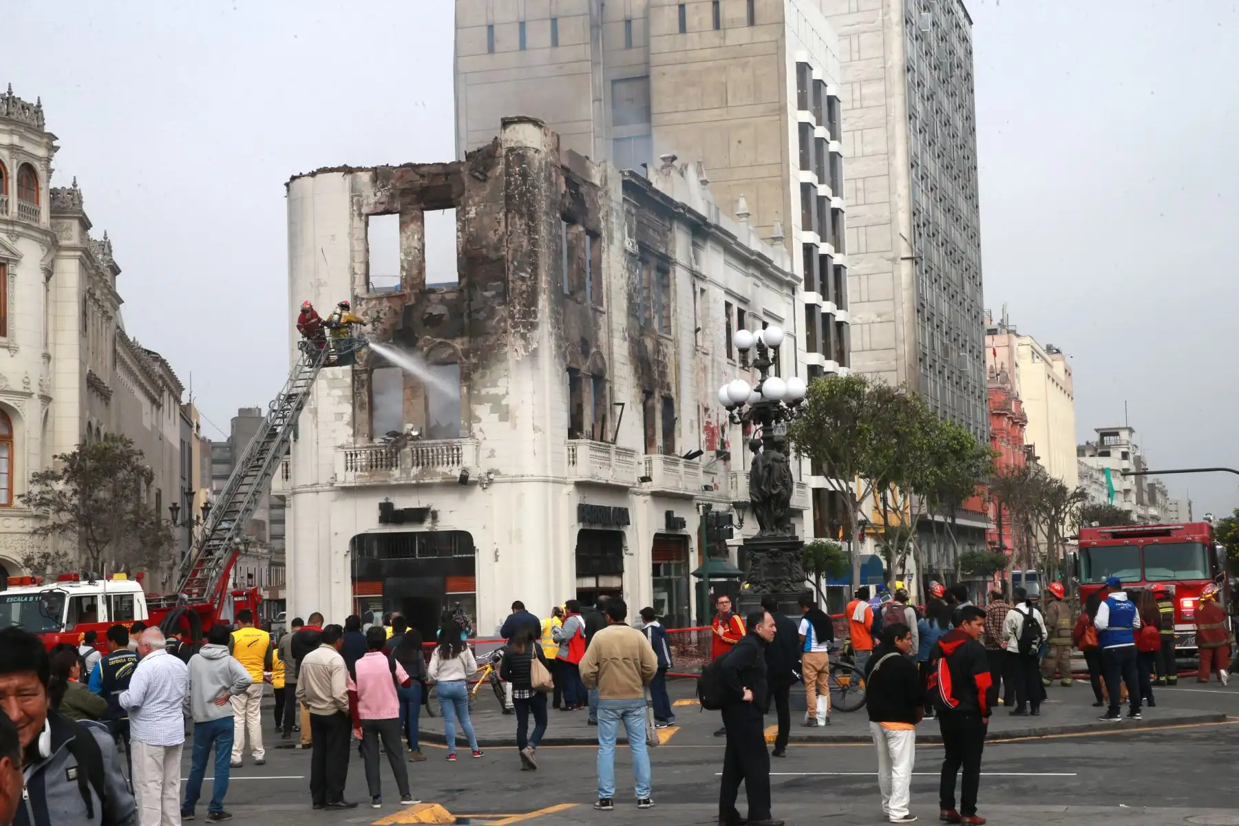 Más de cien bomberos lucharon toda la madrugada para sofocar un incendio que consumió un edificio histórico de cuatro pisos ubicado cerca de la plaza San Martín.Foto: ANDINA/Norman Córdova