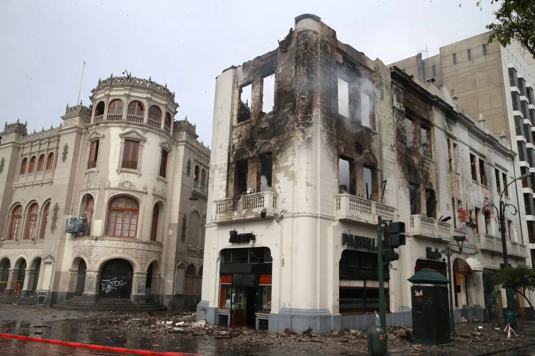 Incendio destruyó parte del edificio histórico en la plaza San Martín .Foto: ANDINA/Norman Córdova