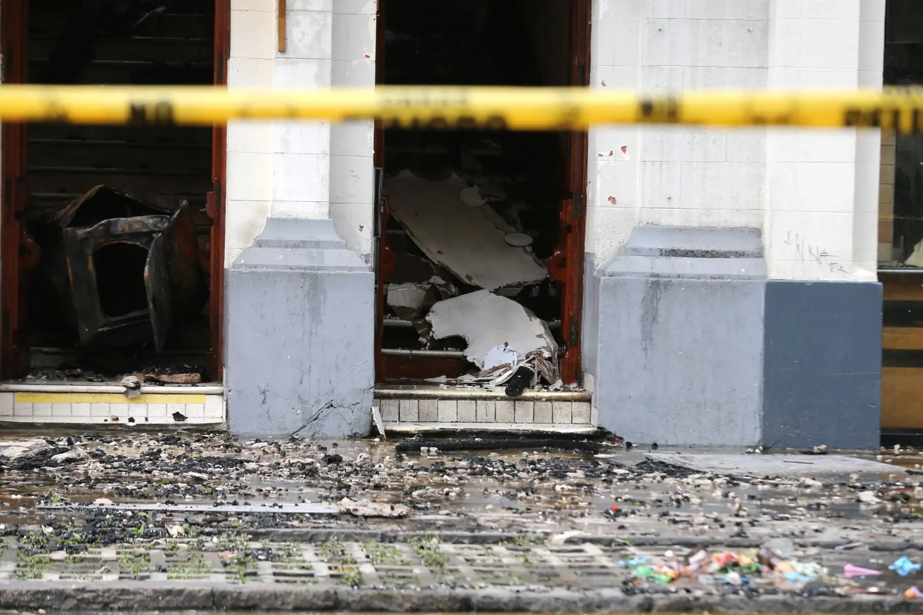 Incendio destruyó parte del edificio histórico en la plaza San Martín .Foto: ANDINA/Norman Córdova