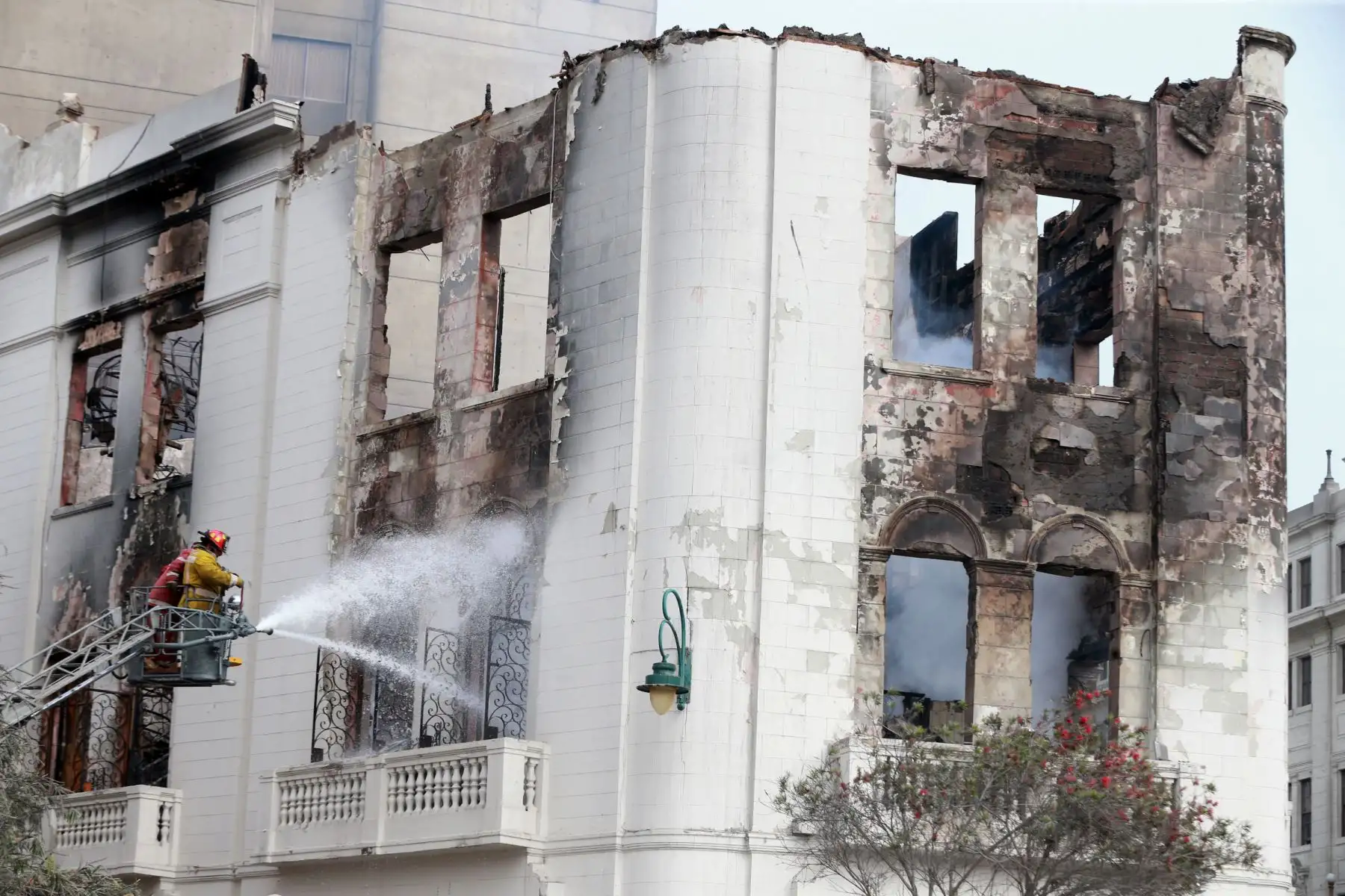 Incendio destruyó parte del edificio histórico en la plaza San Martín .Foto: ANDINA/Norman Córdova