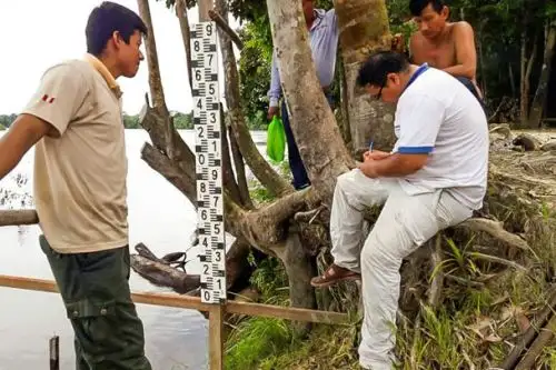Instalan primera estación hidrométrica de la Reserva Nacional Allpahuayo Mishana, en la región Loreto.