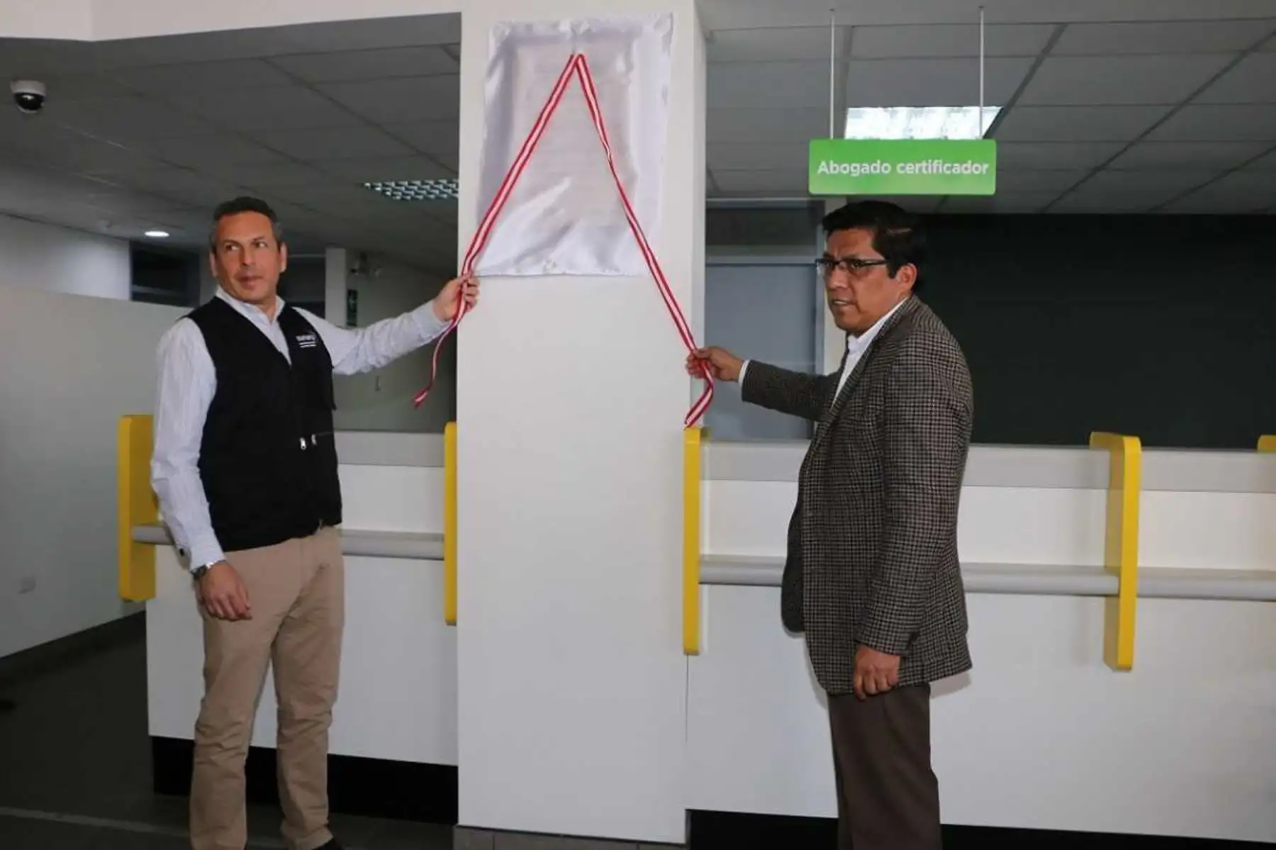 Con la presencia del ministro de Justicia y de Derechos Humanos, Vicente Zeballos Salinas, y del titular de la Sunarp, Manuel Montes Boza, la Superintendencia Nacional de los Registros Públicos inauguró la nueva sede de la Oficina Registral de Cajamarca, cuya moderna infraestructura permitirá prestar en mejores condiciones los diferentes servicios registrales a la población de dicha región.