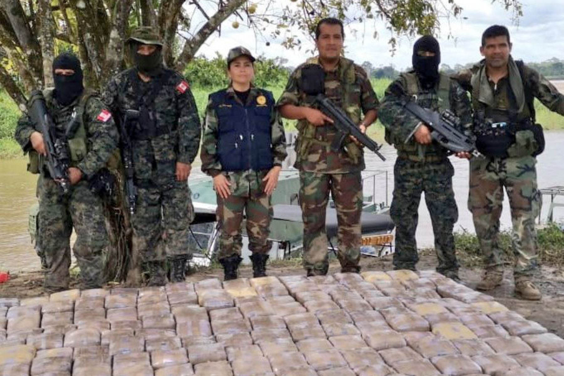 Un cargamento de 1,200 kilos de marihuana, valorizada en más de 5 millones de dólares, fue incautado en un operativo de control fluvial en el sector Alto del río Putumayo ejecutado por la Marina de Guerra del Perú, en conjunto con la Policía Nacional, y con el apoyo de la Armada de Colombia. Foto: Marina de Guerra del Perú.
