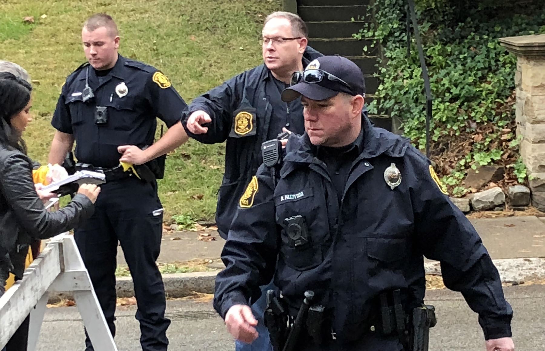 Oficiales de la policía de Pittsburgh en la escena de un tiroteo masivo en la sinagoga Árbol de la Vida Foto: EFE
