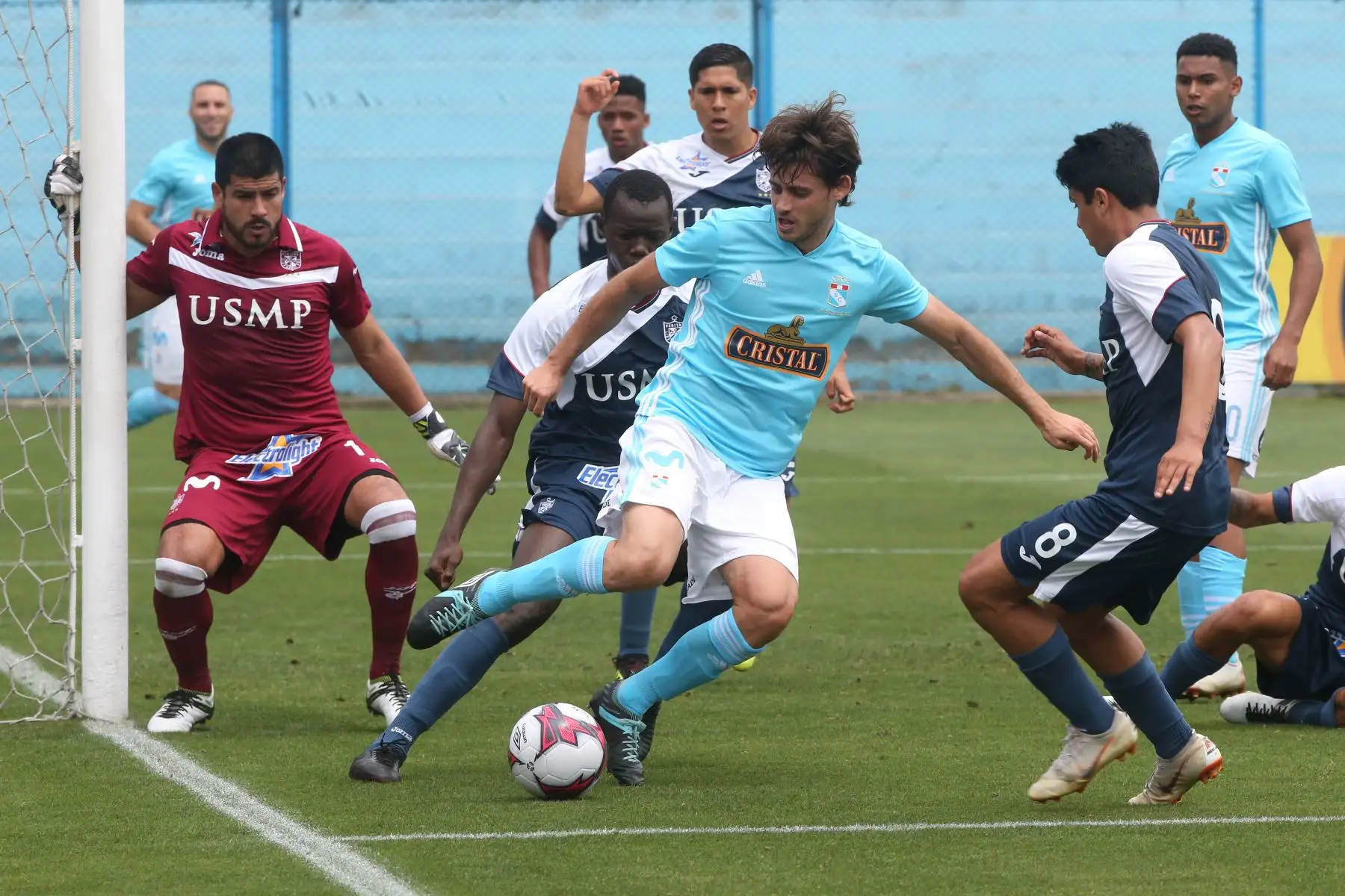 Cristal Cristal sucumbe y cae 1-0 ante San Martín en el Alberto Gallardo. Foto: ANDINA/Vidal Tarqui