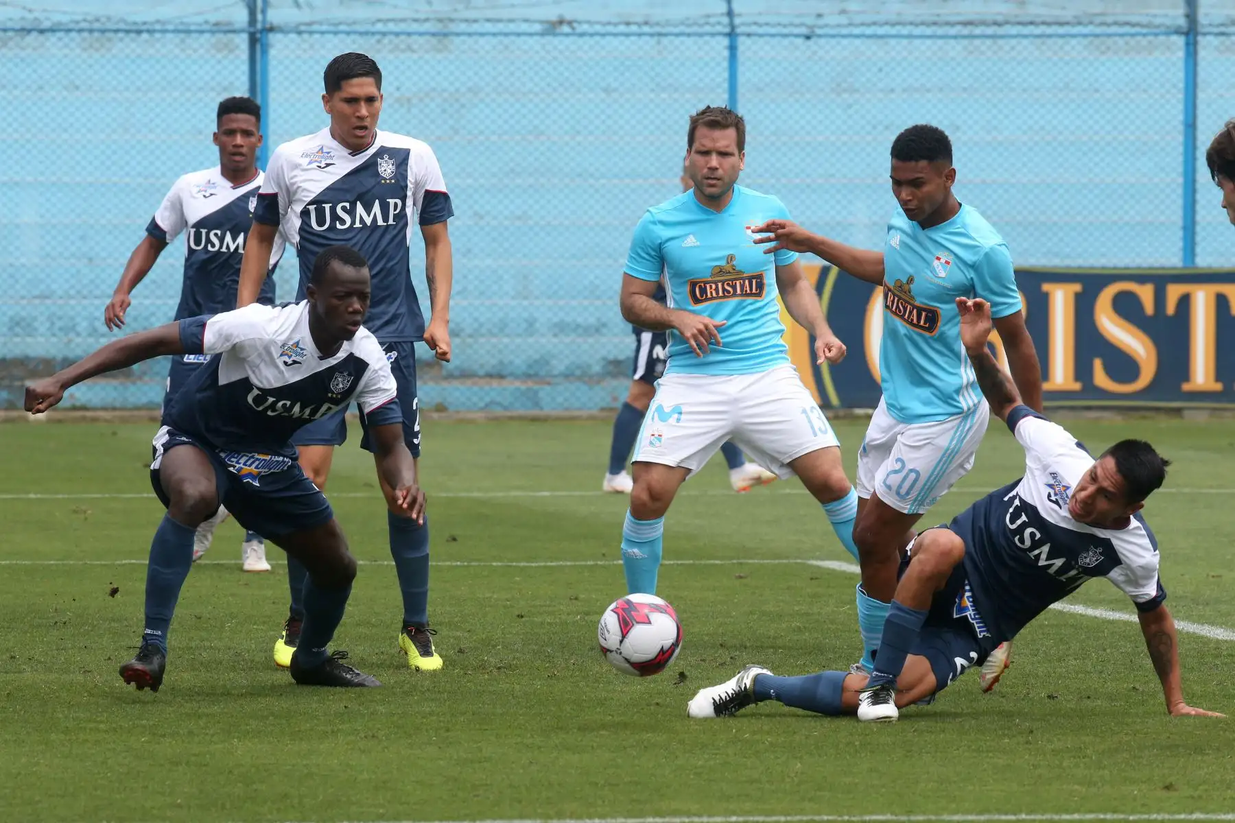 Cristal Cristal sucumbe y cae 1-0 ante San Martín en el Alberto Gallardo. Foto: ANDINA/Vidal Tarqui