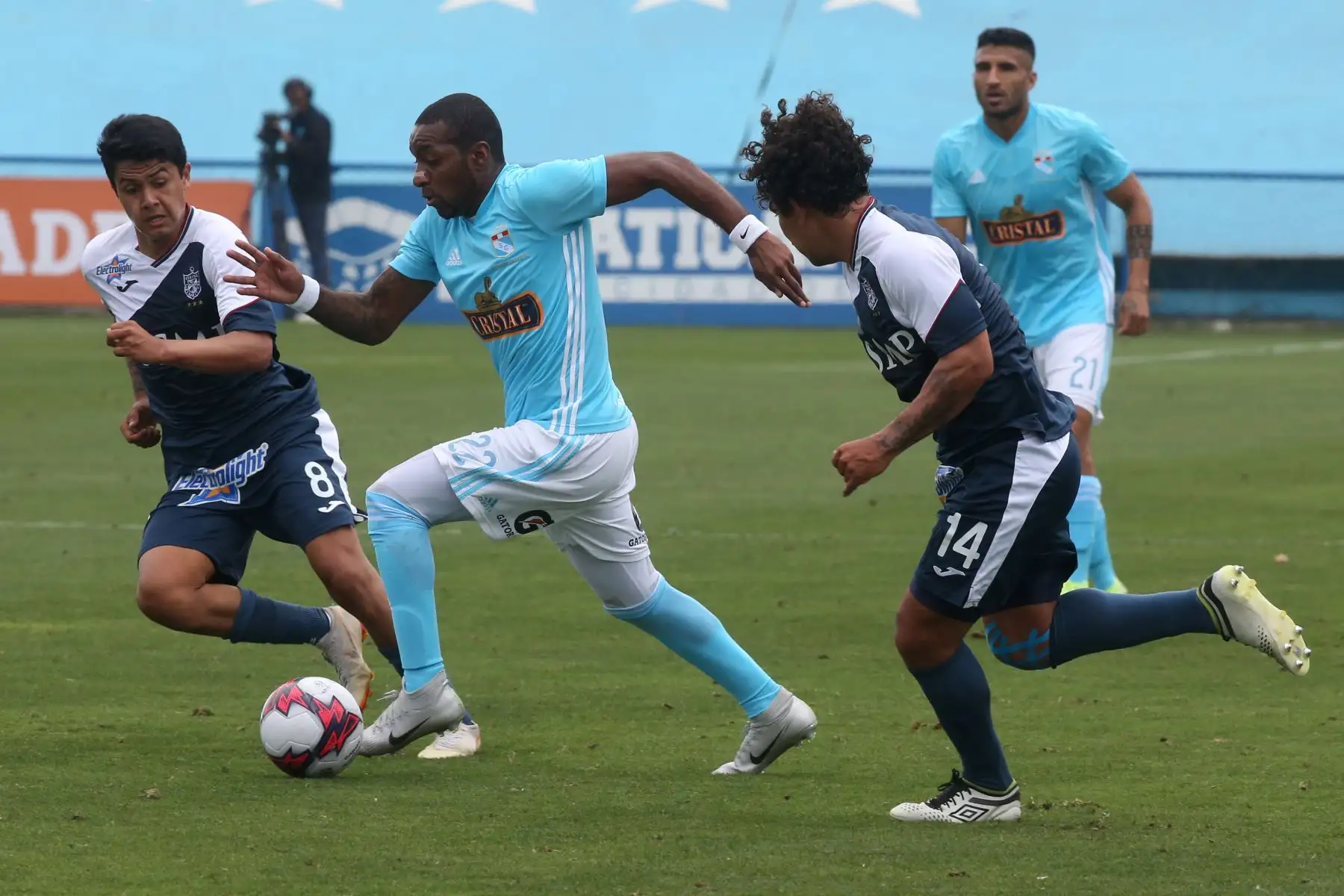 Cristal Cristal sucumbe y cae 1-0 ante San Martín en el Alberto Gallardo. Foto: ANDINA/Vidal Tarqui