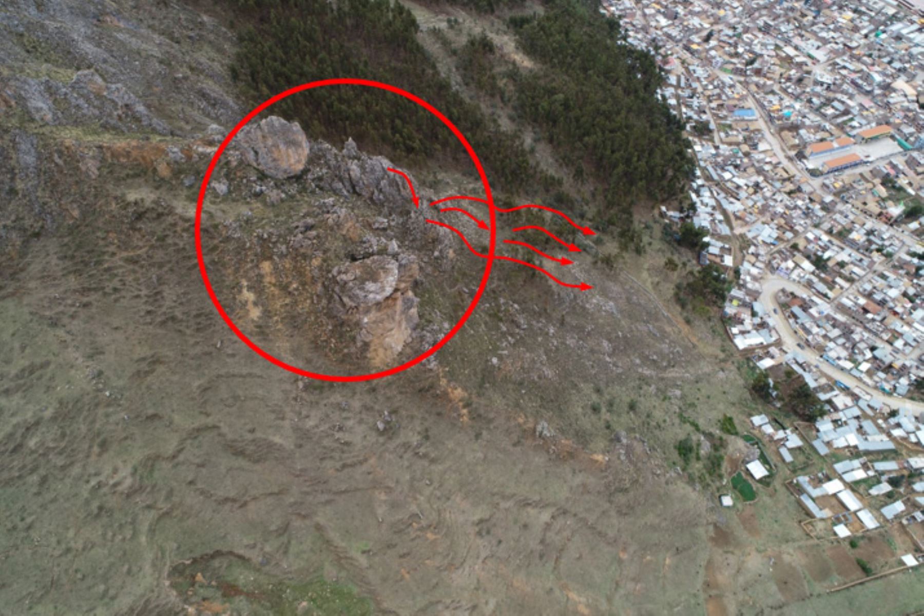 Fotografía aérea del cerro Aparinaco, región Huancavelica, en la que se observa la zona de arranque bloques rocosos y el barrio la Quinta Boliviana en la parte baja.