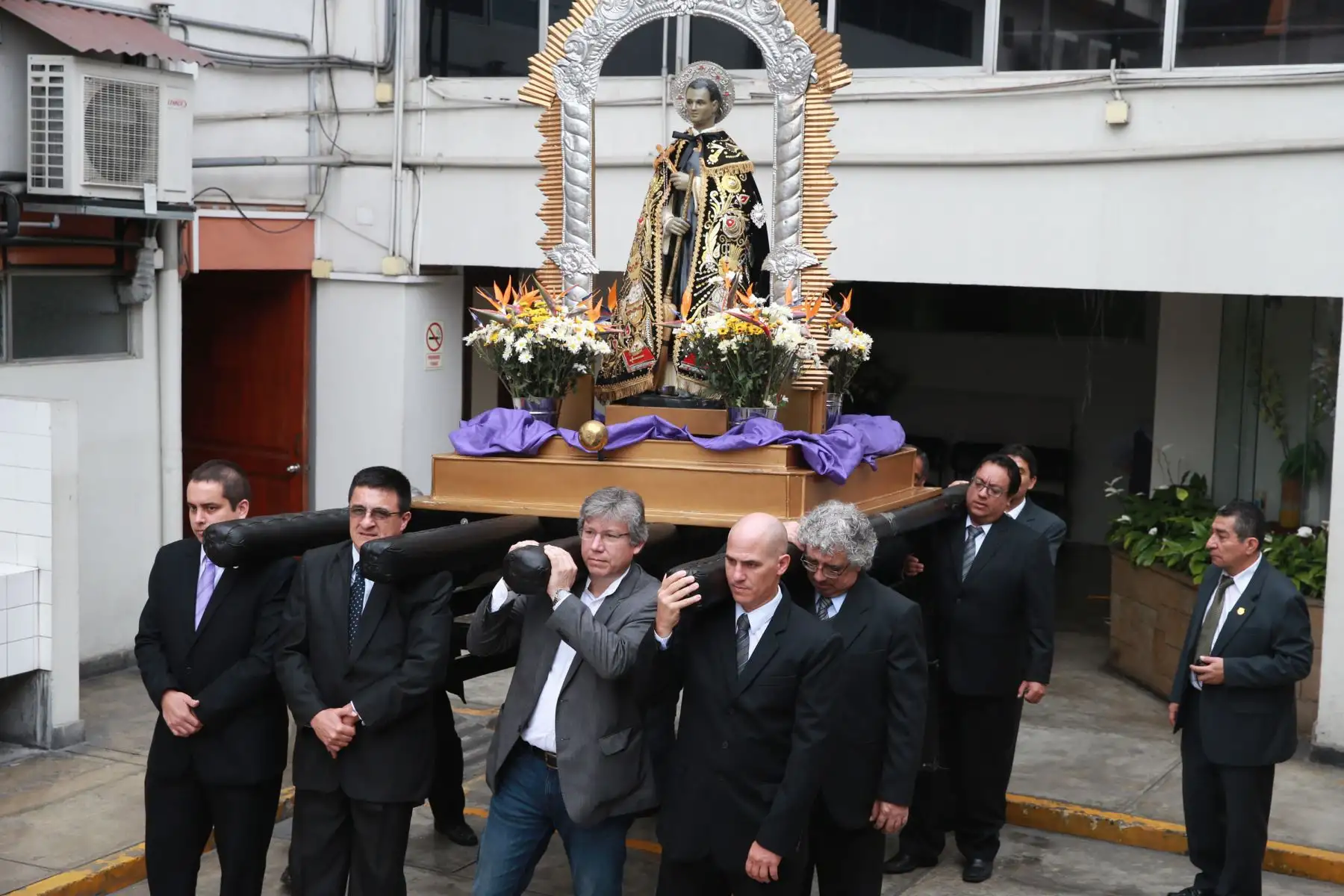 Ejecutivos de Editora Perú cargan a San Martín de Porras .Foto: ANDINA/Norman Córdova