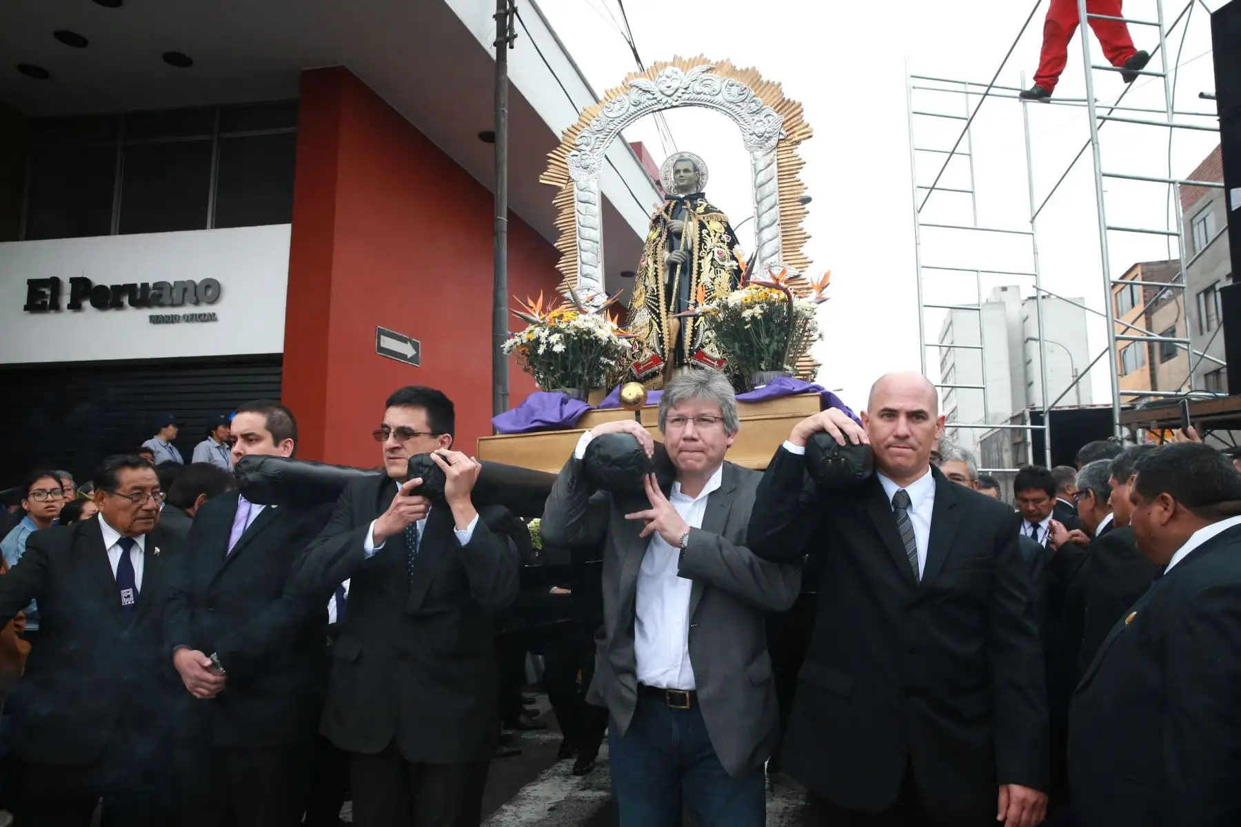 Ejecutivos de Editora Perú cargan a San Martín de Porras .Foto: ANDINA/Norman Córdova