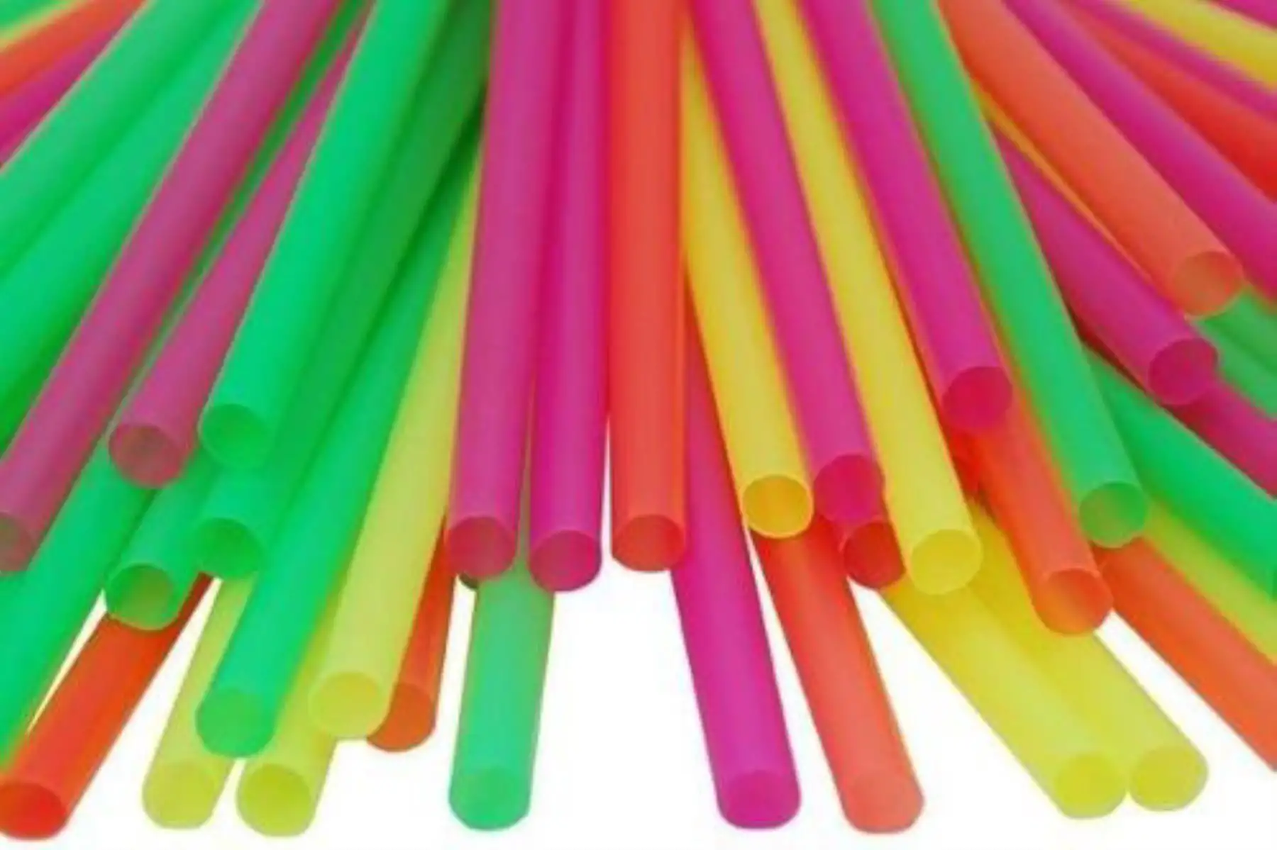 Desde hoy está restringido el ingreso de los plásticos de un solo uso, como bolsas, cañitas y envases de tecnopor, a las áreas naturales protegidas. INTERNET/Medios