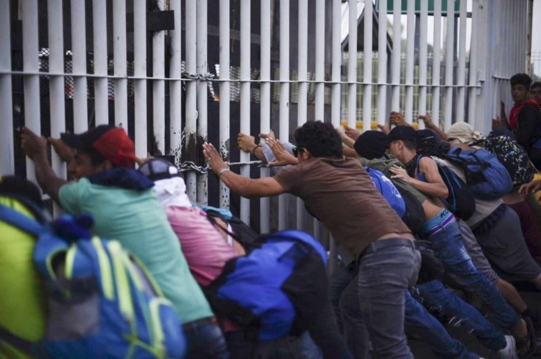 Hondureños rompen cerco policial en Guatemala para unirse a carvana.