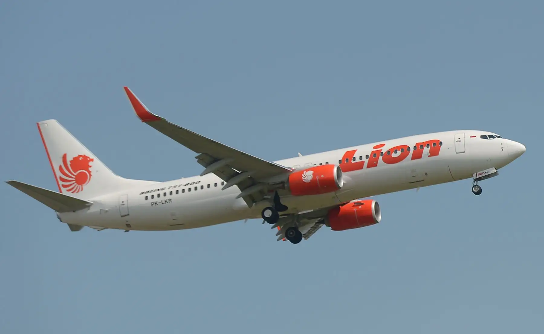 Esta foto de archivo tomada el 18 de marzo de 2013 muestra un avión de Lion Air sobrevolando el aeropuerto de Sukarno-Hatta en Tangerang, a las afueras de Yakarta. - Un avión de pasajeros de Lion Air de Indonesia desapareció el 29 de octubre de 2018 poco después de despegar de la capital, Yakarta, dijo un funcionario de la aviación, agregando que se está realizando una operación de búsqueda y rescate. Foto: AFP
